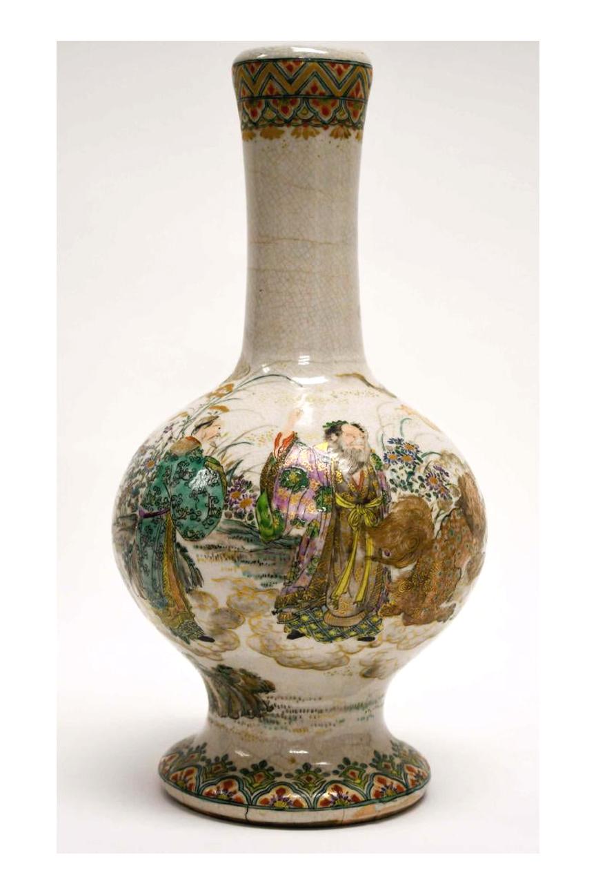 Vase en céramique de Satsuma, vers le XIXe siècle, vers la fin de la période Edo et le début de la période Meiji. Sous la forme d'une bouteille d'ail classique dont le prototype venait de Chine, la pièce au corps blanc est décorée d'une forme