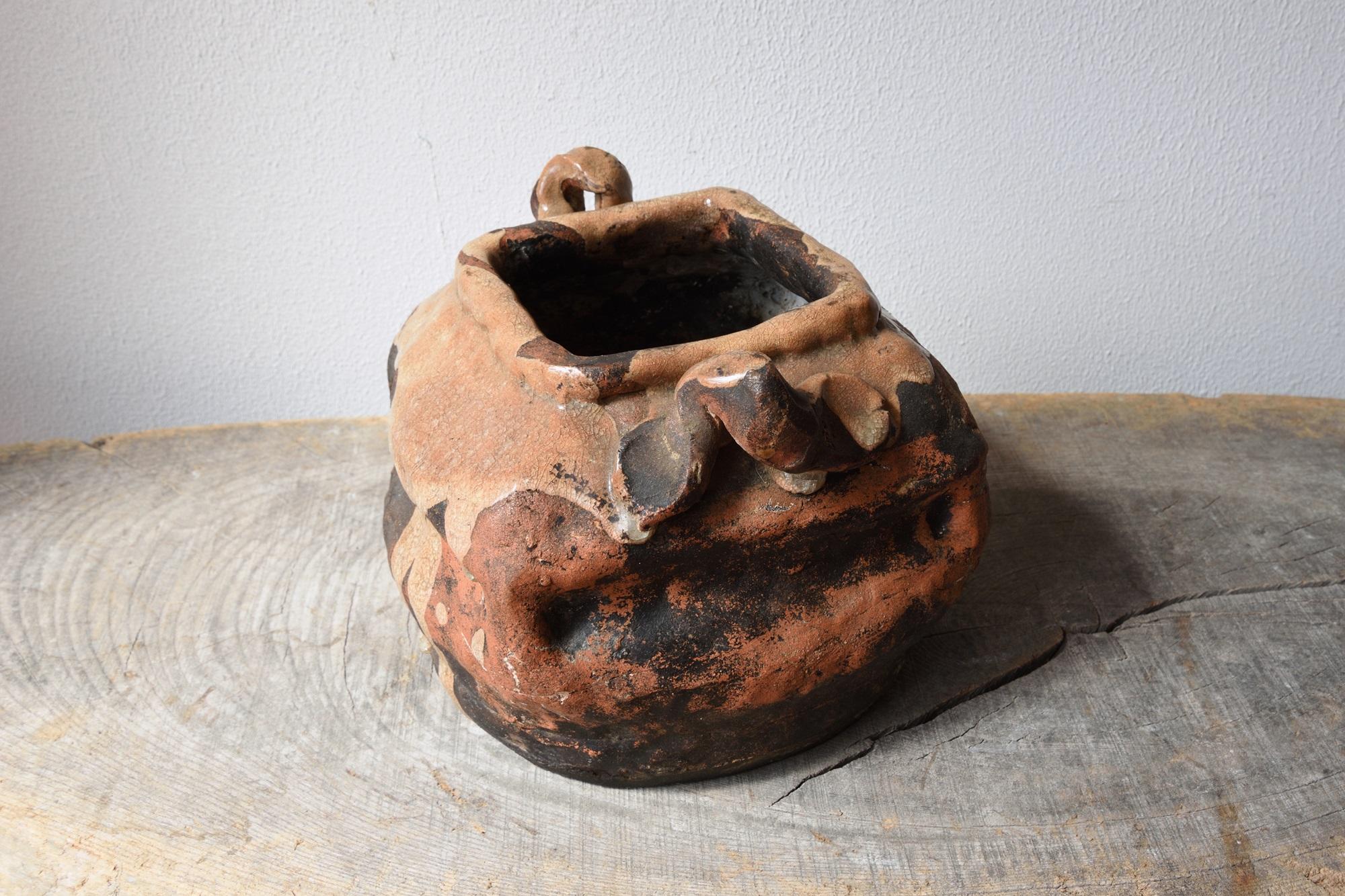 Early Japanese Tea Ceremonial Pottery Pot with Dripping Glaze 19-20th century In Fair Condition For Sale In Chiba, JP