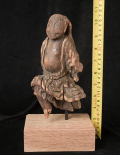 Antica statuetta giapponese in legno raffigurante una divinità o un altro personaggio magico in movimento