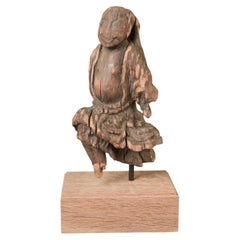 Antica statuetta giapponese in legno raffigurante una divinità o un altro personaggio magico in movimento