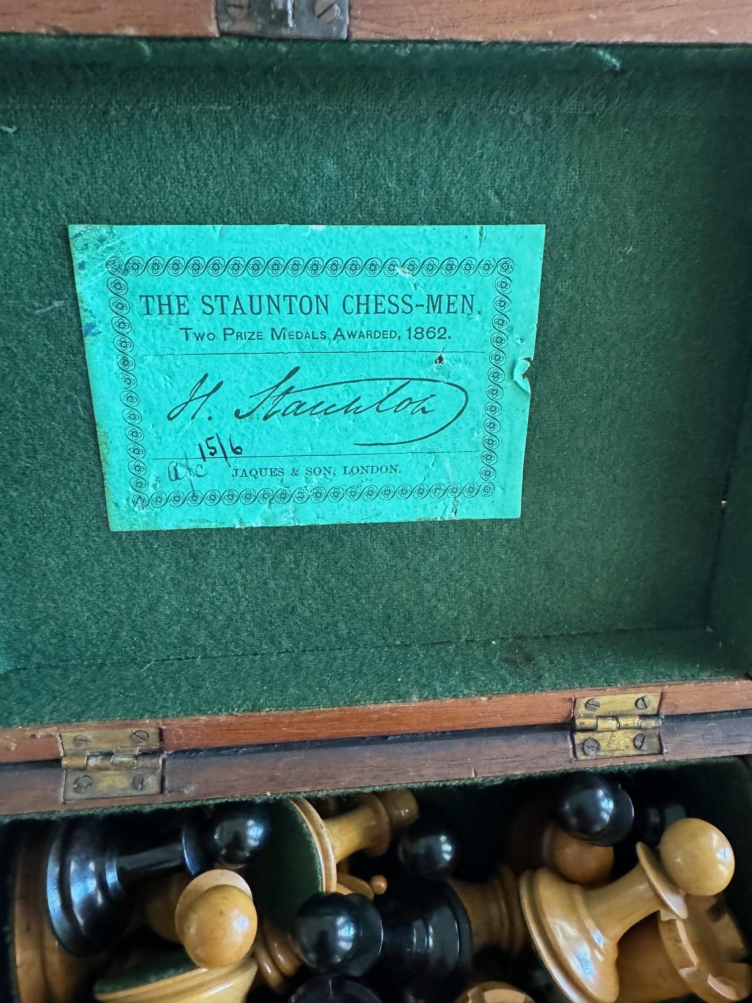 Un favoloso set di scacchi ponderati in ebano e legno di bosso di epoca vittoriana Jaques & Son of London, intitolato 