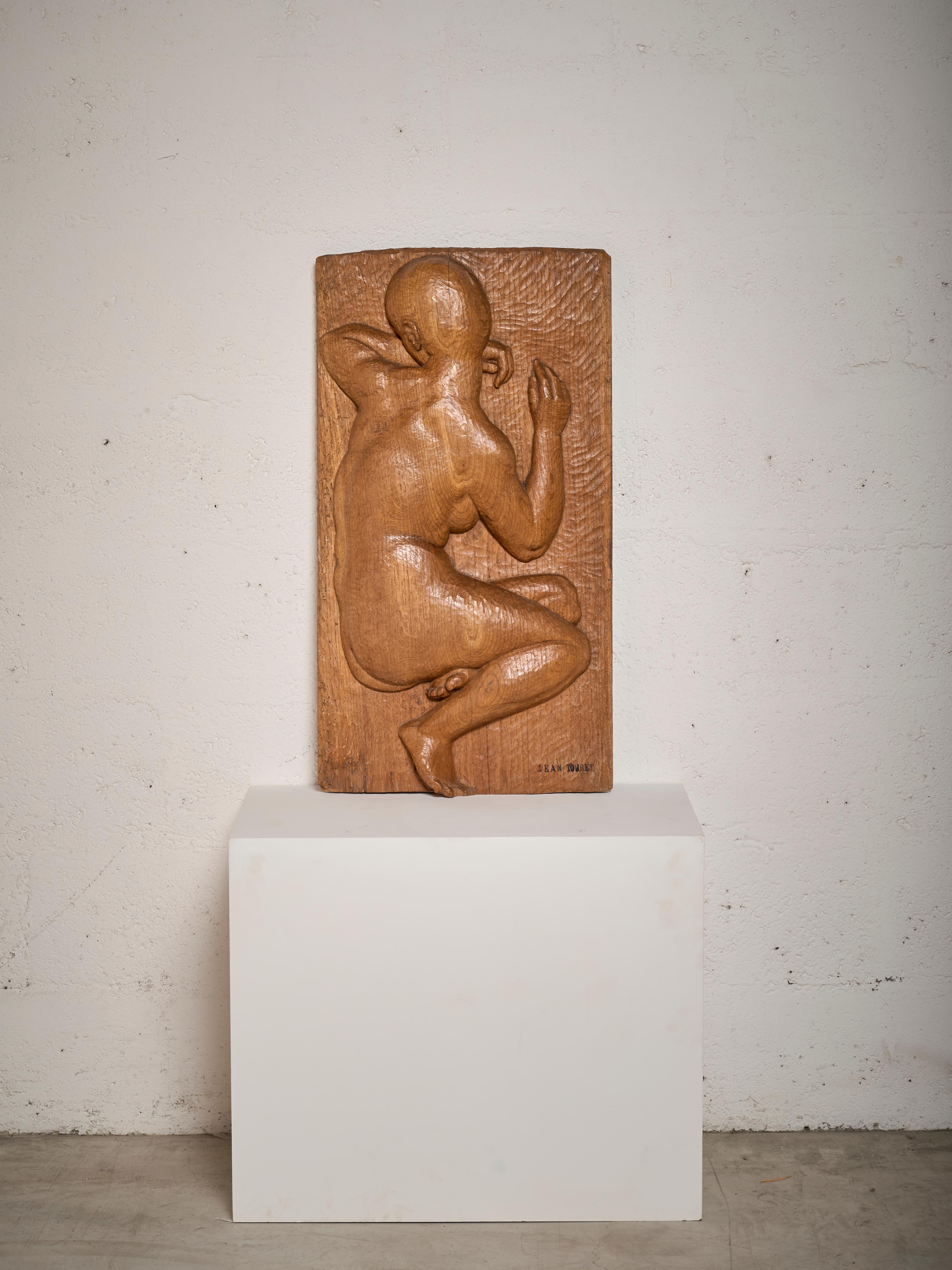 Frühes Wandrelief von Jean Touret, das den Rücken einer Frau darstellt
Mit Eisen signiert 

