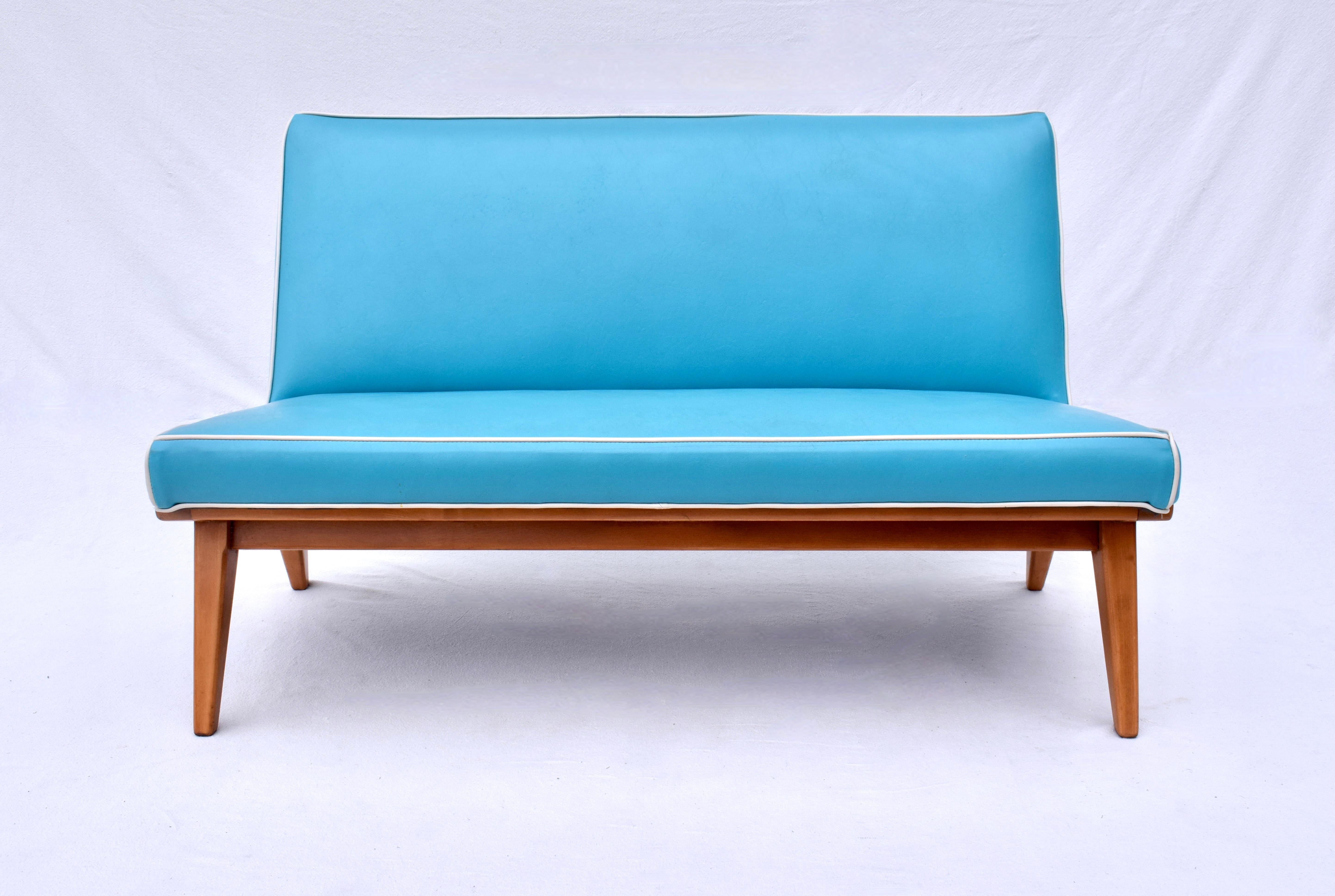Klassisches frühes Sofa von Knoll Associates, entworfen von Jens Risom in den frühen 1940er Jahren. Das Gestell aus massiver Birke mit schlanken, abgewinkelten und sich verjüngenden Beinen trägt einen bequemen, freitragenden Sitz mit Originalfedern.