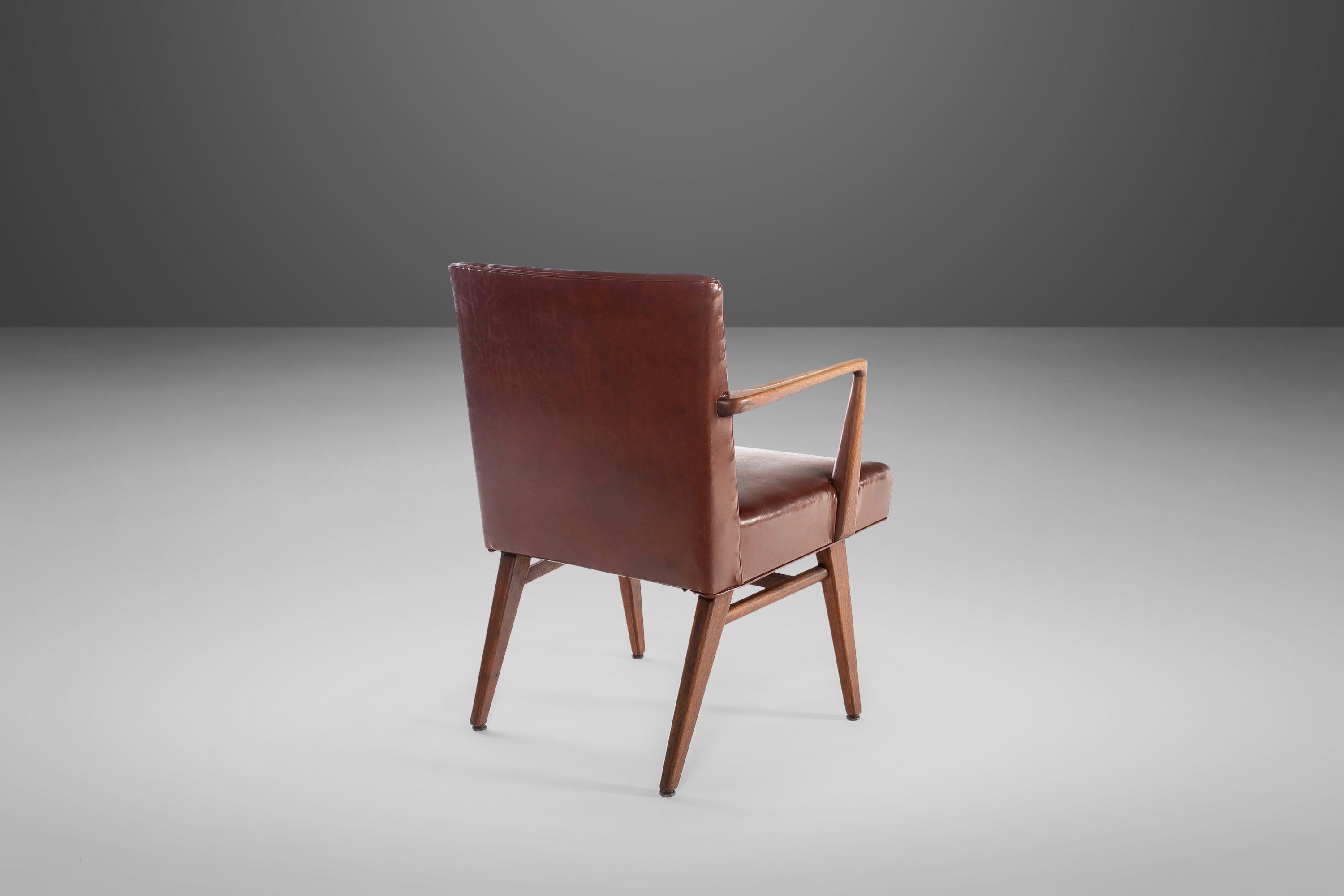 American Early Jens Risom Model 108 Arm Chair for Risom Designs in Walnut, USA, c. 1950s For Sale
