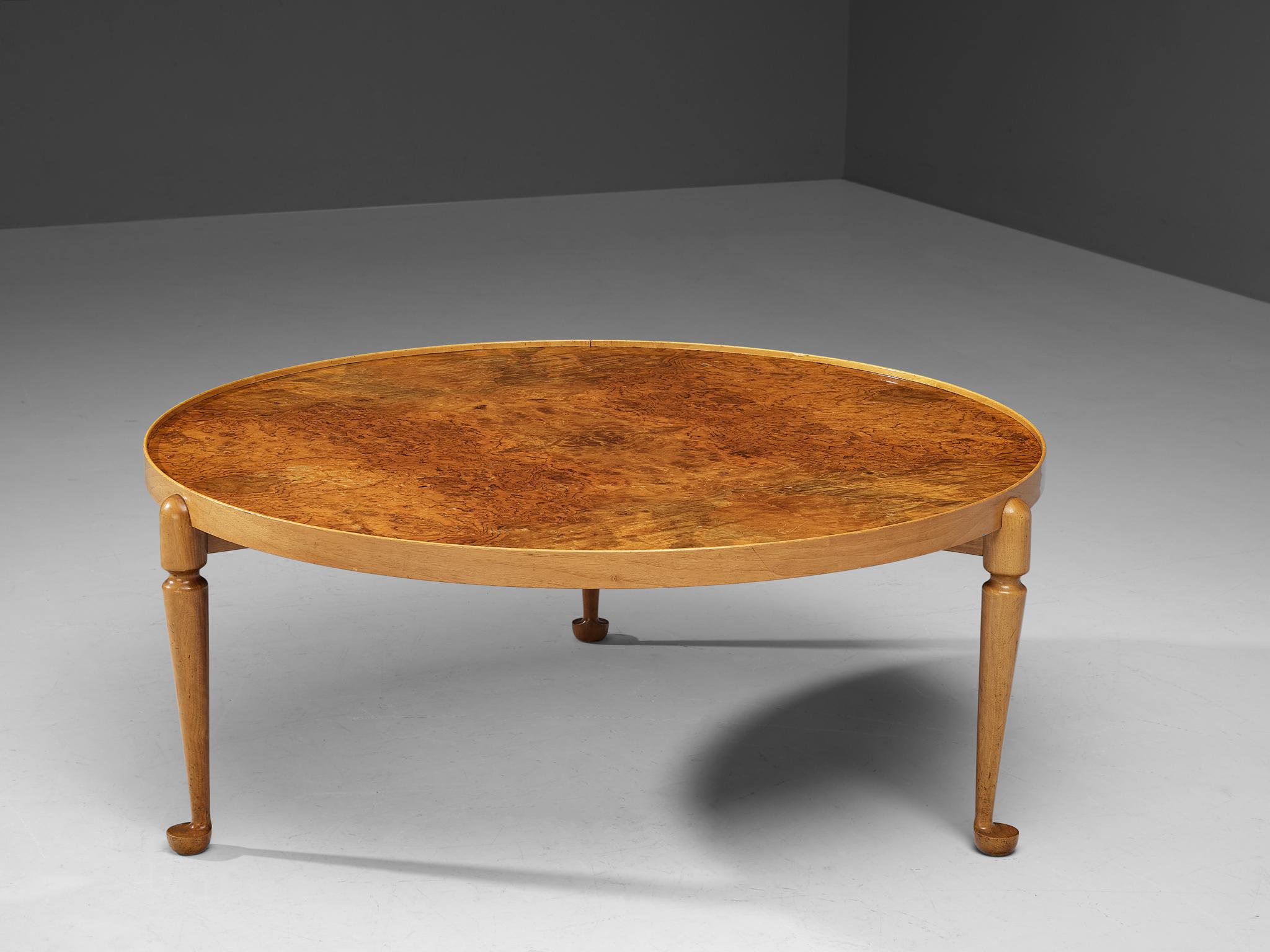 Josef Frank for Svenskt Tenn, early edition coffee table model 2139, walnut burl top, walnut legs, maple rim, Sweden, design 1948, manufactured ca. 1955

This classic coffee table is designed by Josef Frank, circa 1948. This specific coffee table is