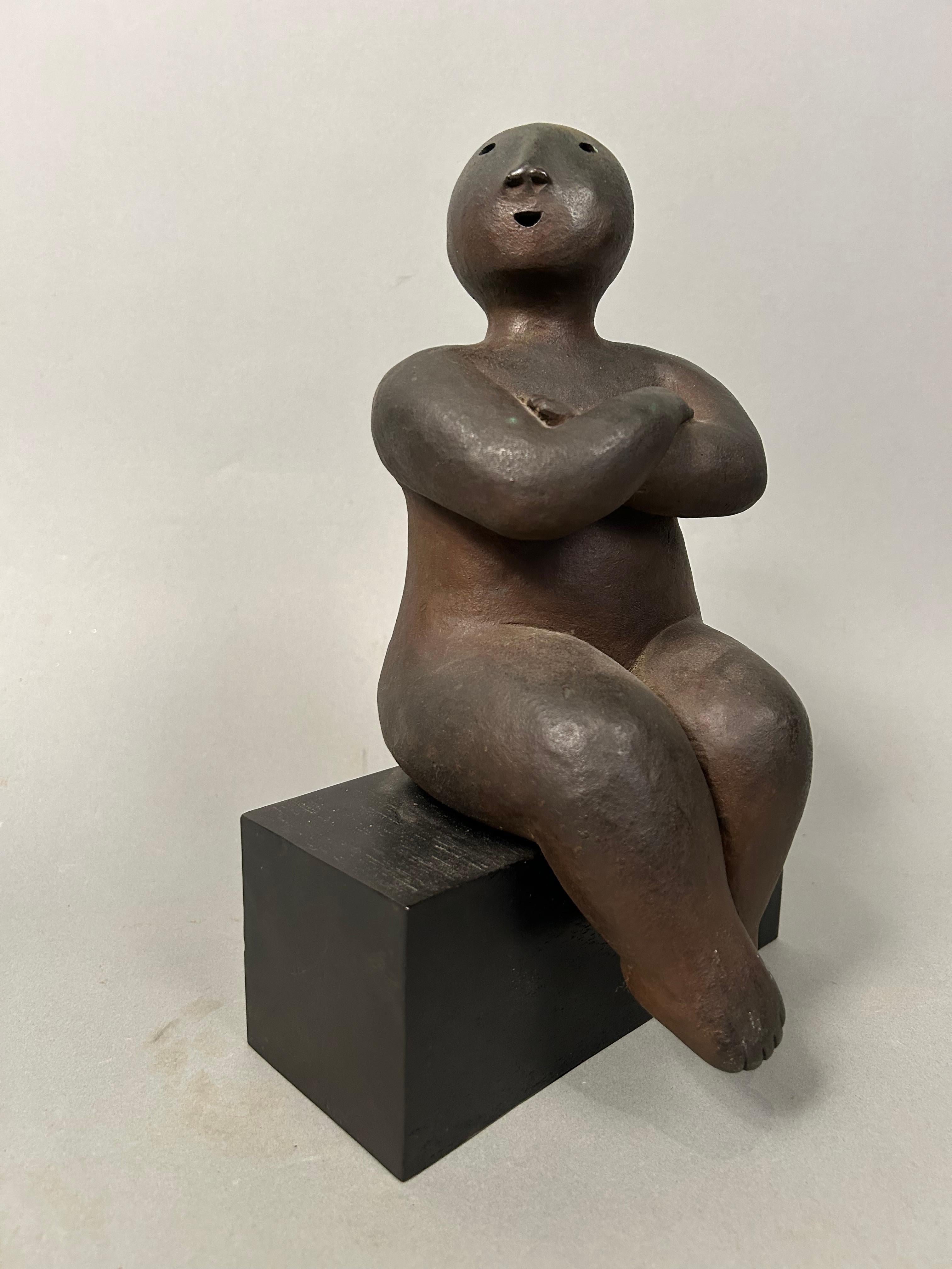 Joy Brown sitzende Figur mit verschränkten Armen. Diese Bronze ist eines der früheren Werke von Joy Brown. Signiert, datiert 1/8/1993 und nummeriert 4/4, AP(artist proof). 