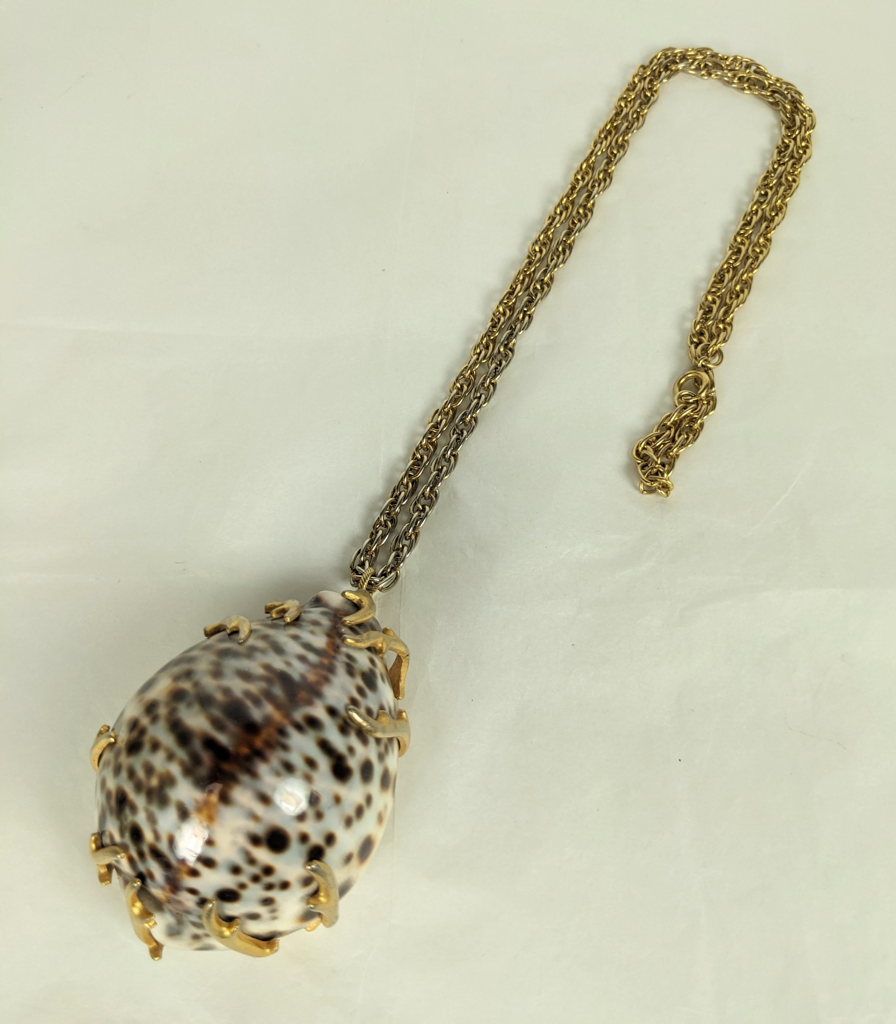 Collana con ciondolo a forma di conchiglia di cowrie di Kenneth Jay Lane degli anni '60. Enorme conchiglia montata con la firma di K.J.L., ramo di corallo e montatura dorata su catena. Anni '60 USA. SOLO VENDITE NAZIONALI