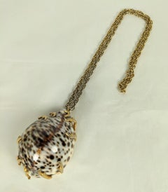 Ciondolo con conchiglia di Cowrie di Kenneth Jay Lane, prima edizione