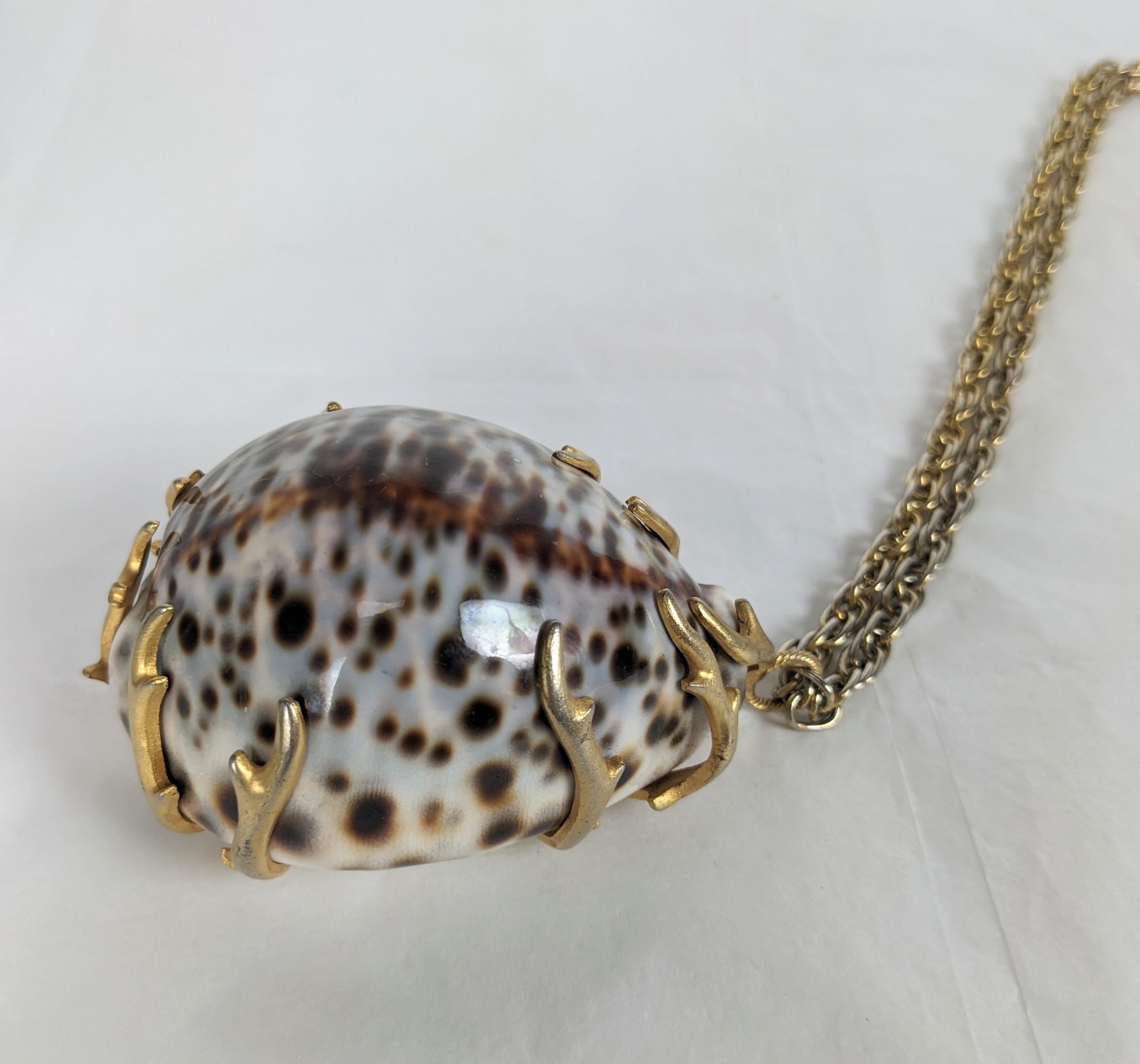 Artigiano Ciondolo con conchiglia di Cowrie di Kenneth Jay Lane, prima edizione in vendita
