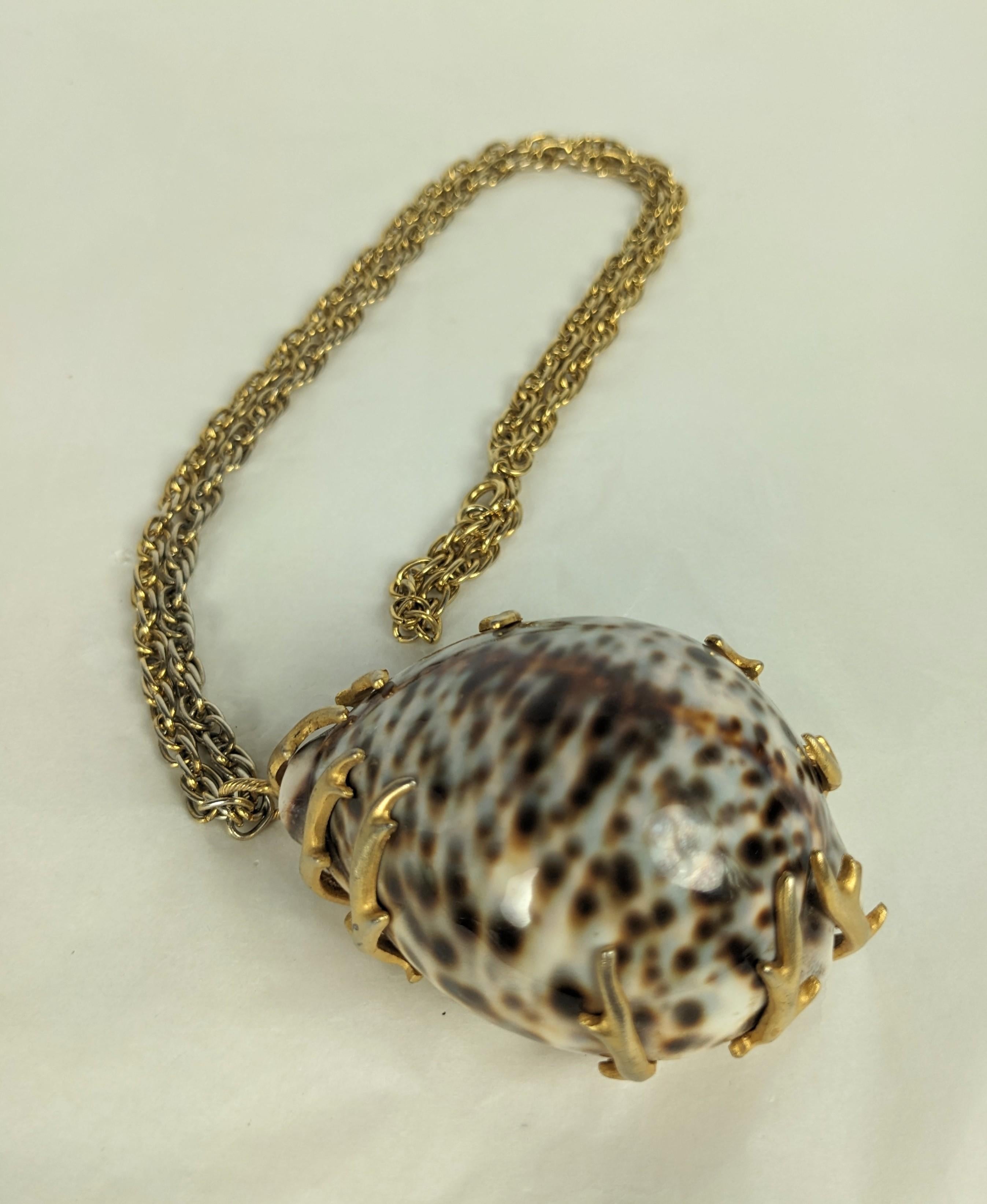 Ciondolo con conchiglia di Cowrie di Kenneth Jay Lane, prima edizione In condizioni buone in vendita a New York, NY