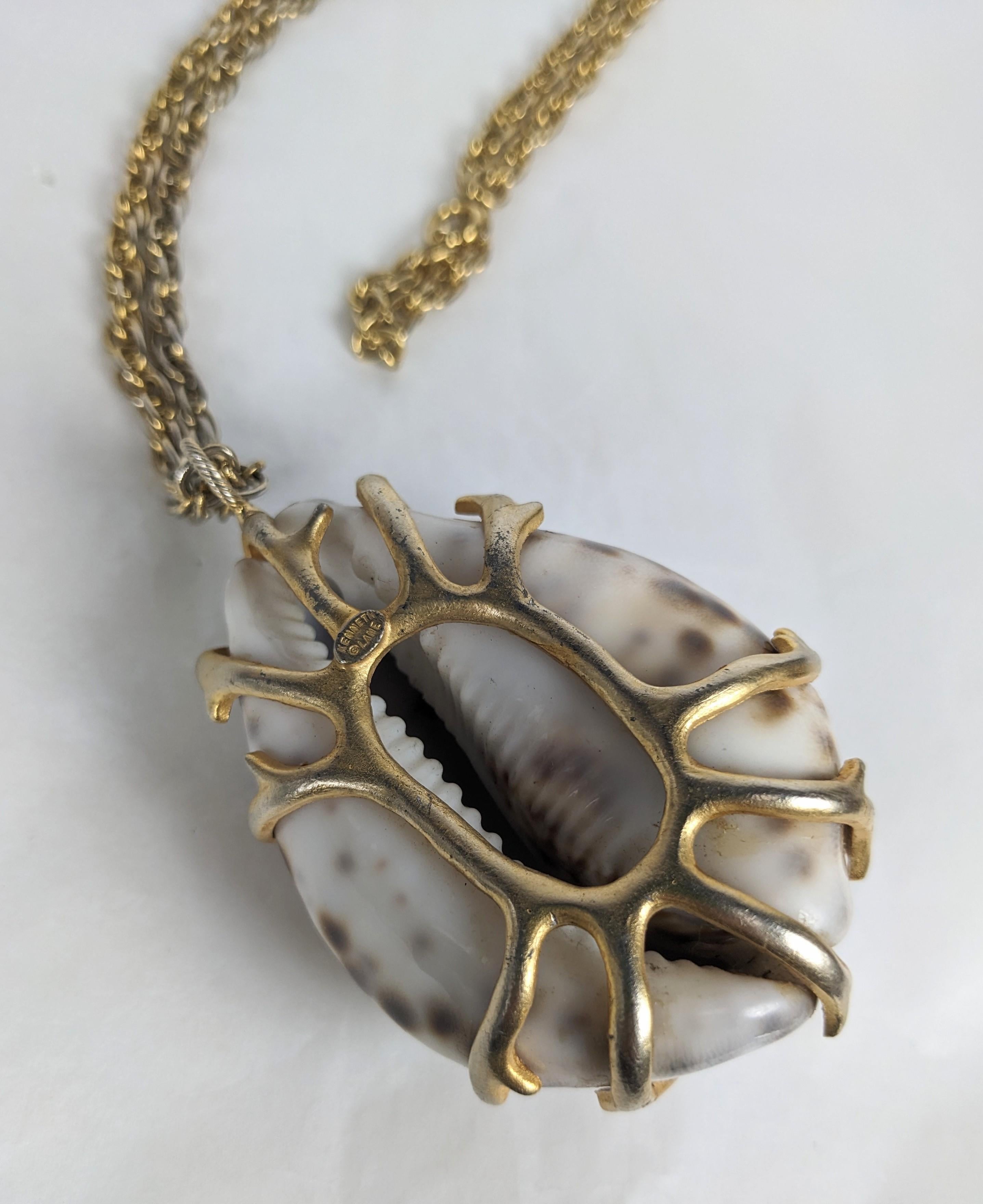 da uomo o donna Ciondolo con conchiglia di Cowrie di Kenneth Jay Lane, prima edizione in vendita