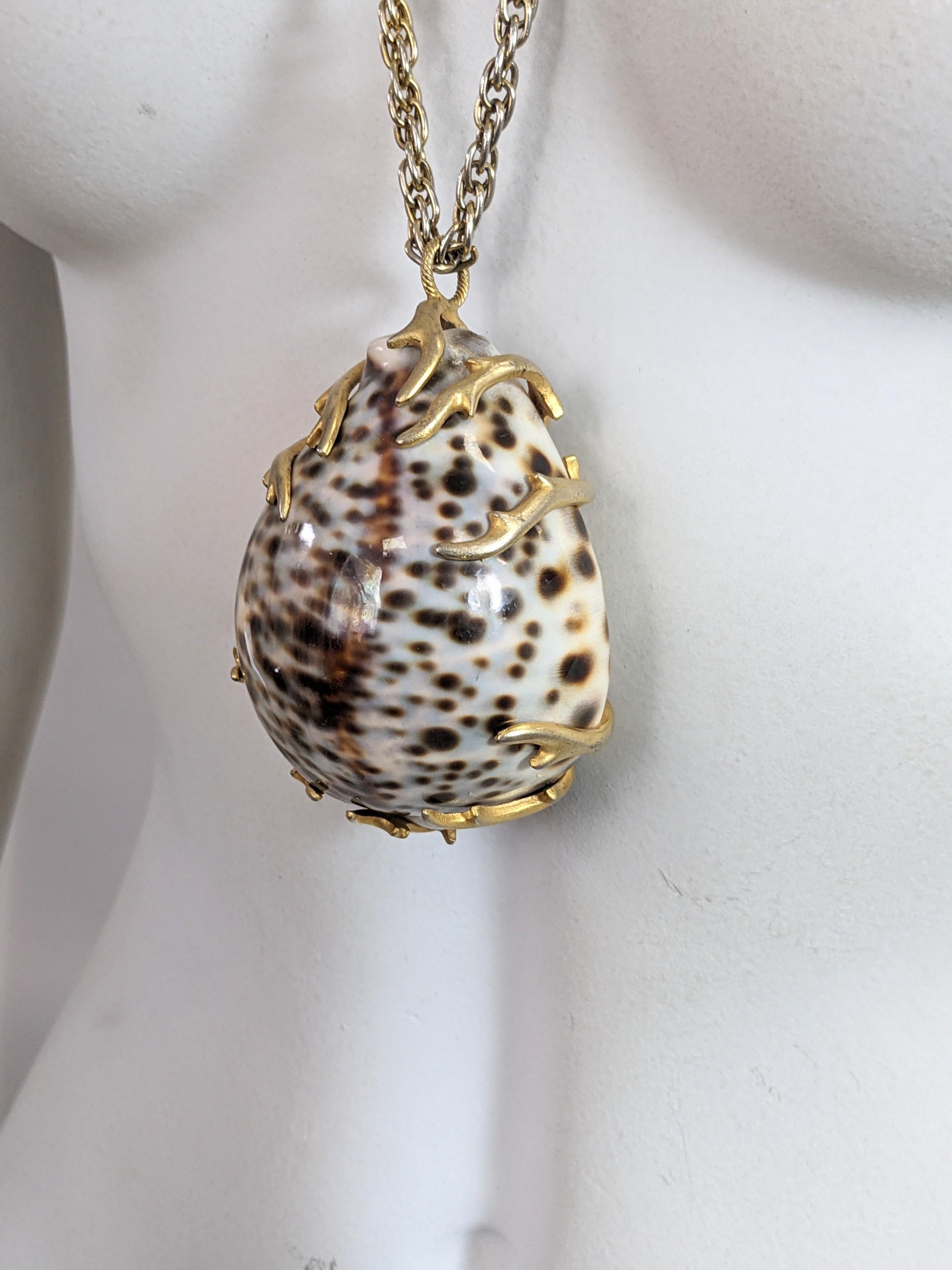 Ciondolo con conchiglia di Cowrie di Kenneth Jay Lane, prima edizione in vendita 3