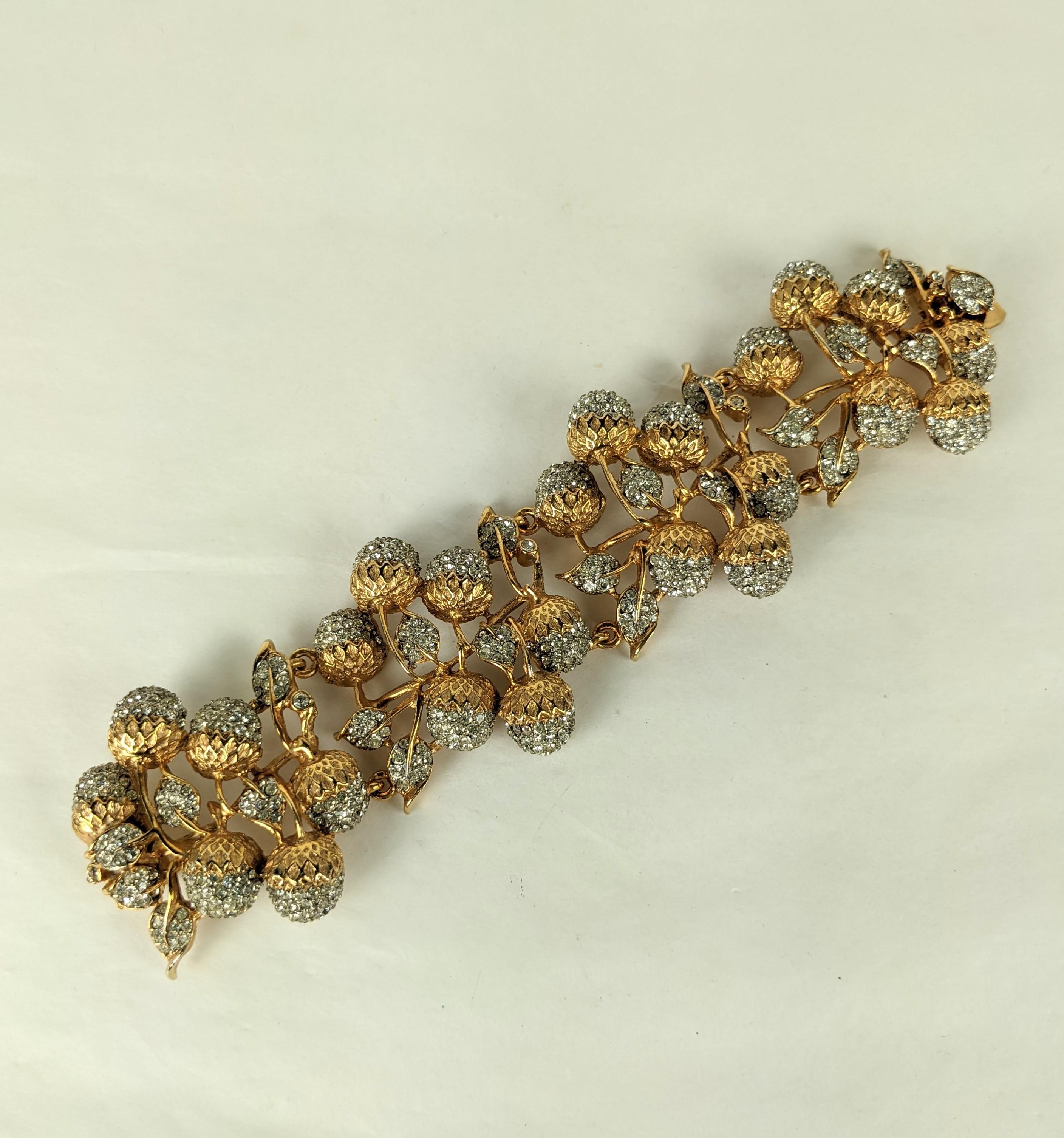 Außergewöhnliche, frühe K.J.L Pave Acorn Link Manschette aus den 1960er Jahren im Schlumberger-Stil. Breit mit 4 großen Gliedern aus gepflasterten Eicheln mit vergoldeten Kappen und Blättern. 7