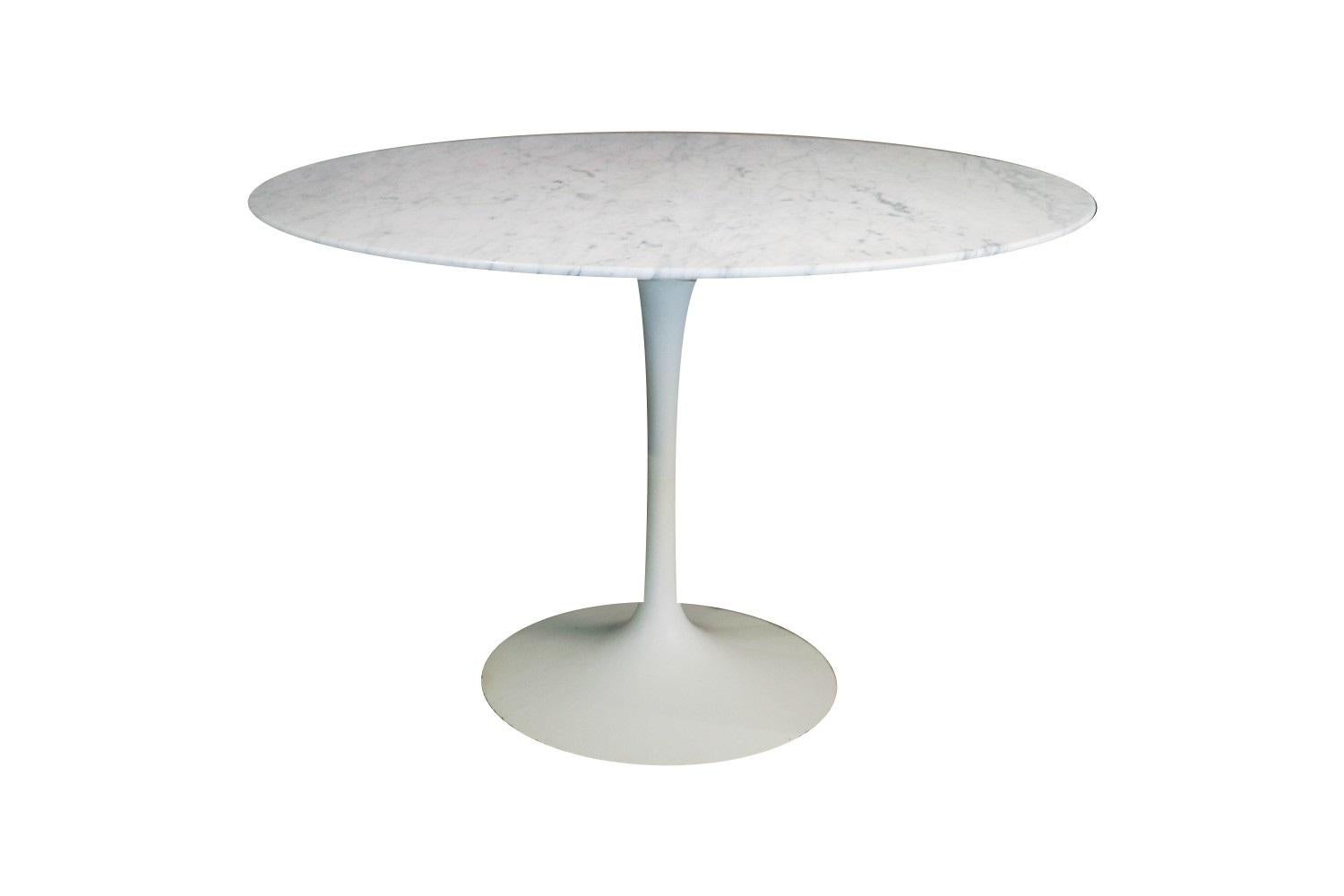 Classic Mid-Century Modern round Saarinen Tulip pedestal marble table for Knoll designed by Eero Saarinen (USA 1910-1961) for Knoll Furniture International in 1956. Comfortably seats four people. Features original Italian, ivory white with grey