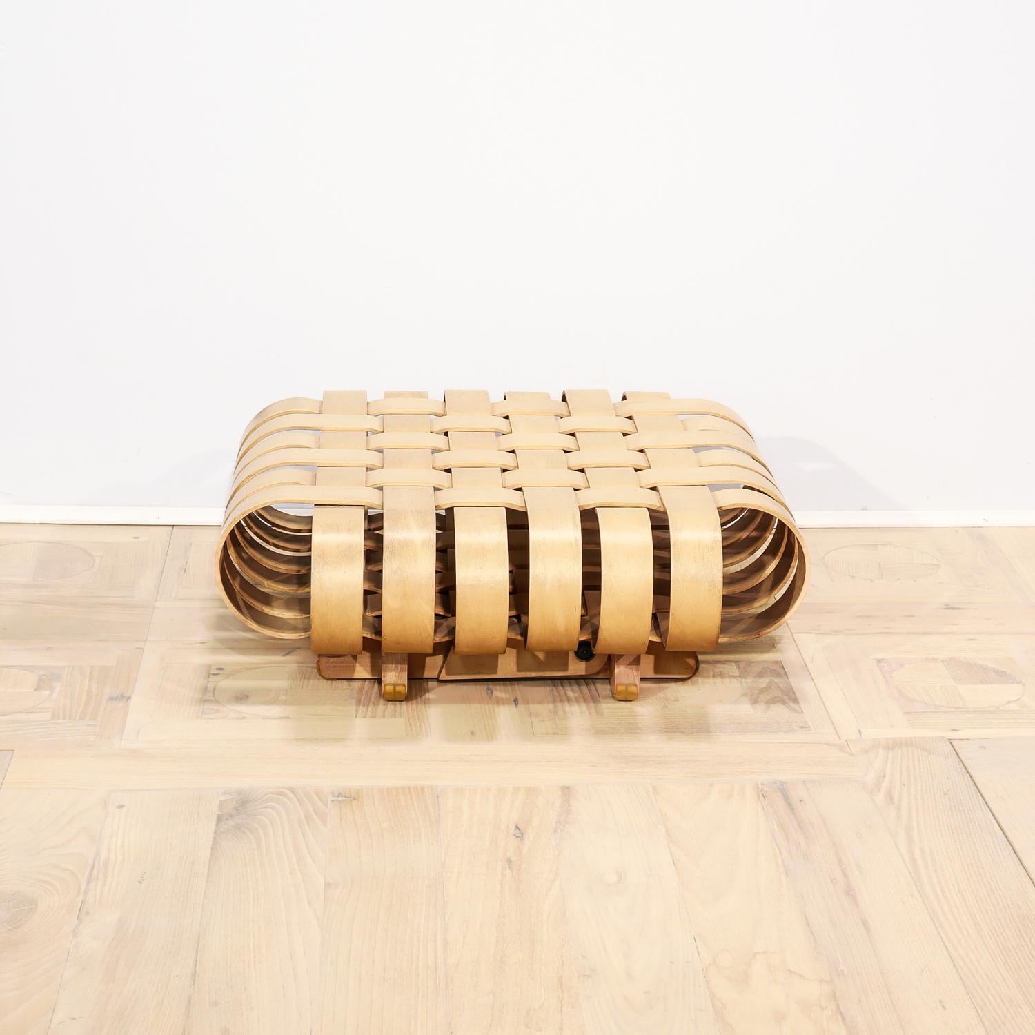 Otomana o reposapiés de madera curvada Early Knoll Power Play de Frank Gehry, 1993 en venta 3