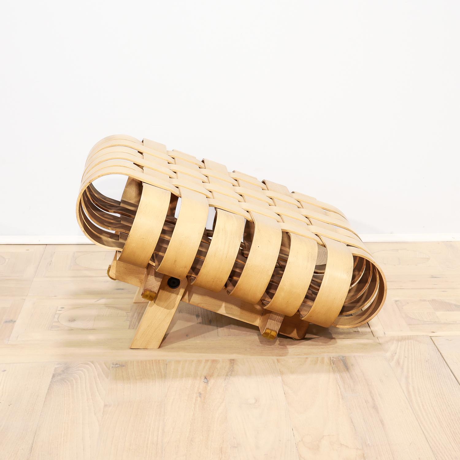 Otomana o reposapiés de madera curvada Early Knoll Power Play de Frank Gehry, 1993 en venta 5