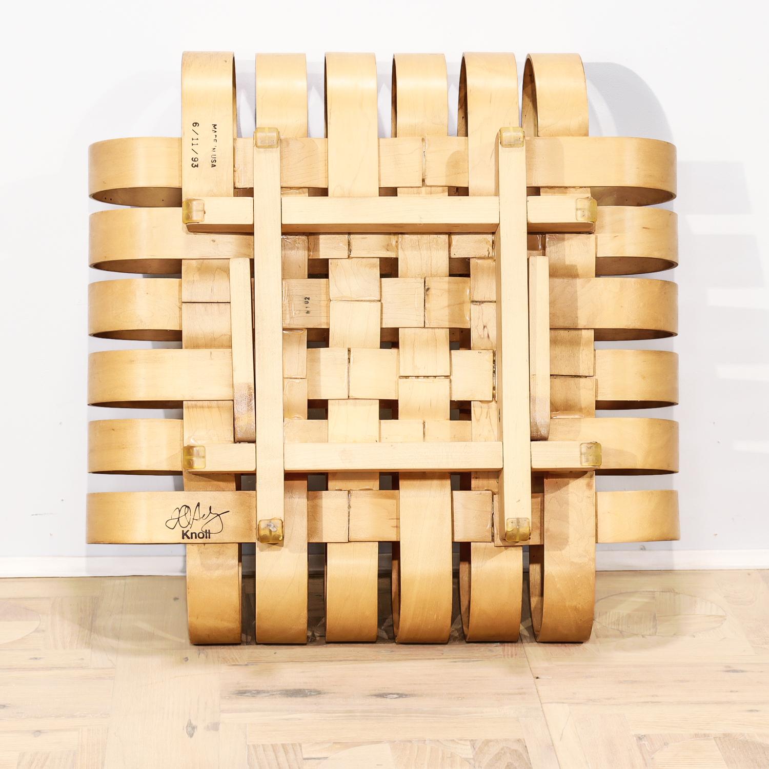 Otomana o reposapiés de madera curvada Early Knoll Power Play de Frank Gehry, 1993 en venta 8