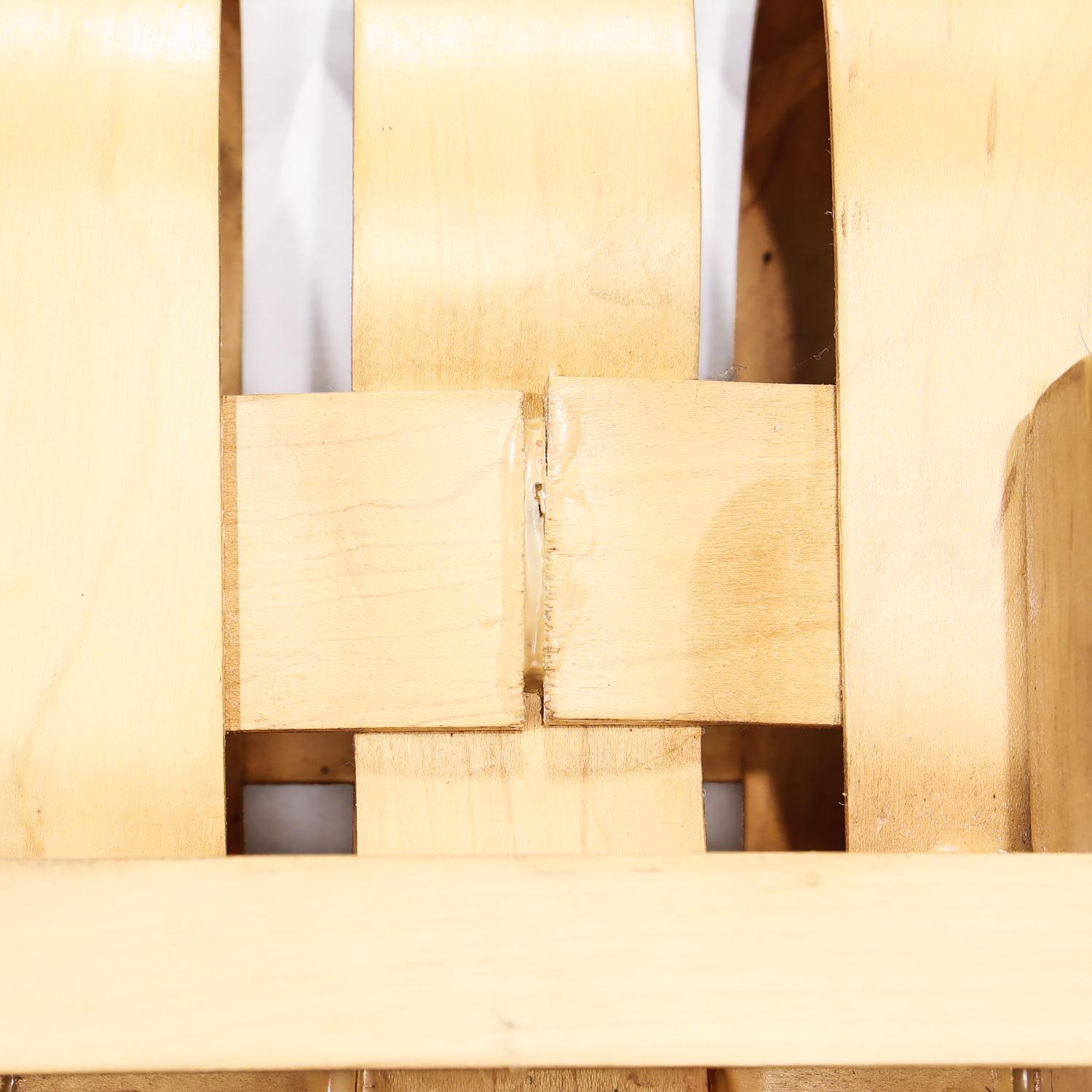 Otomana o reposapiés de madera curvada Early Knoll Power Play de Frank Gehry, 1993 en venta 11