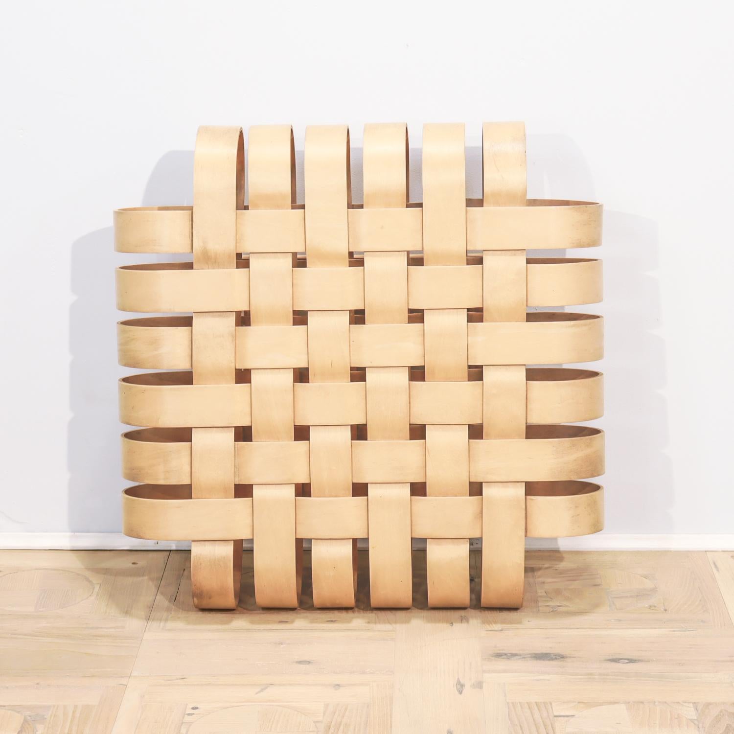 Un buen puf o reposapiés Power Play.

Por Knoll.

Diseñado por Frank Gehry.

En tiras tejidas de madera curvada rubia. Con patas plegables que permiten colocar la otomana a ras de suelo o inclinada.

En la base lleva la marca de fábrica Knoll, una