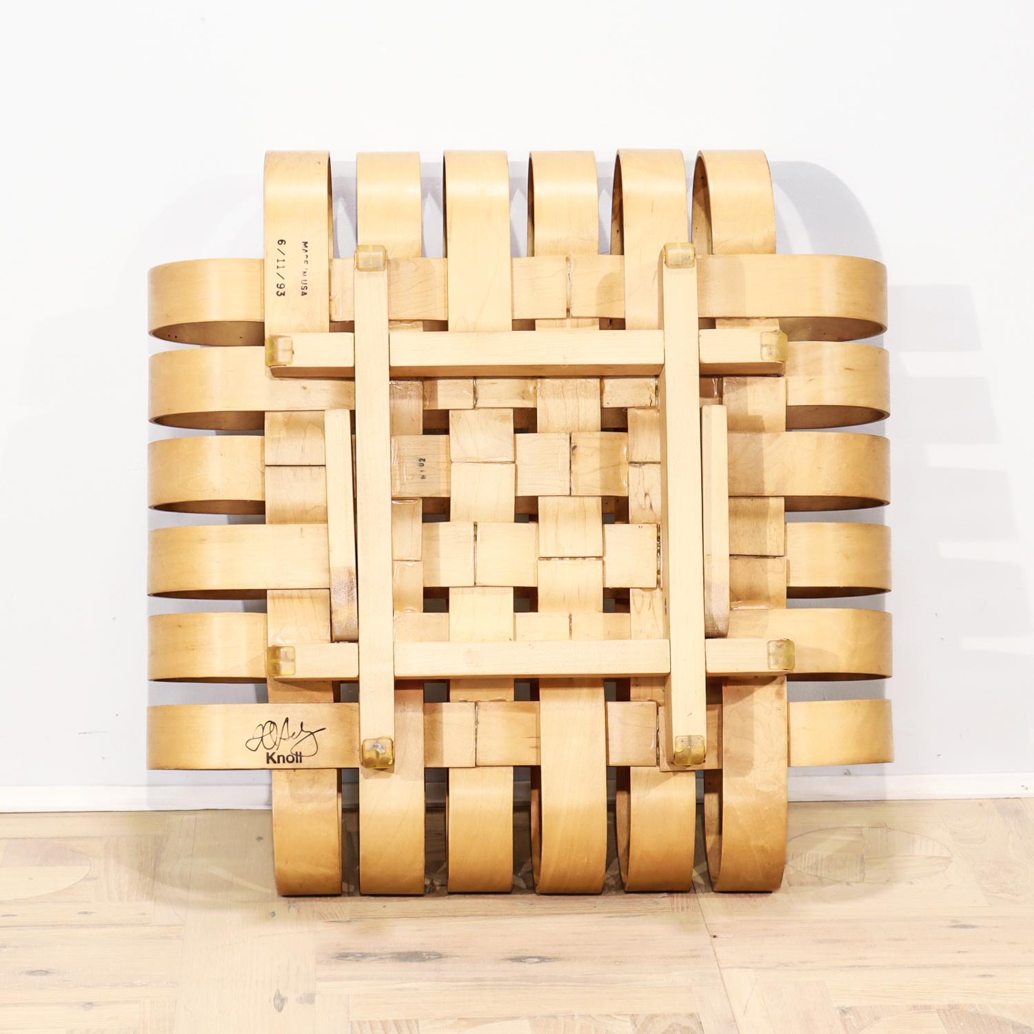Otomana o reposapiés de madera curvada Early Knoll Power Play de Frank Gehry, 1993 finales del siglo XX en venta
