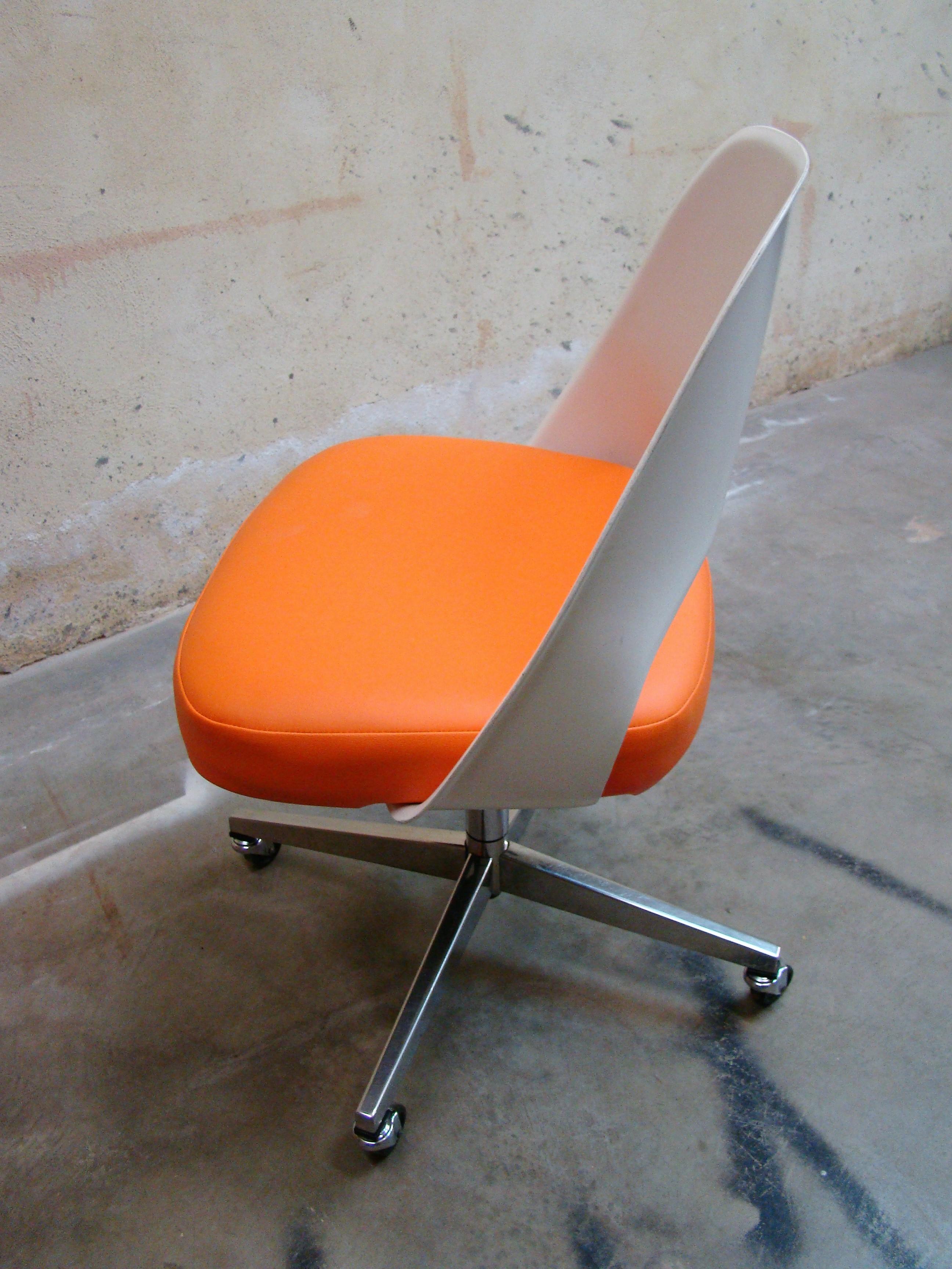 Early Knoll Saarinen Executive Side Chair with Casters in Orange and White 4