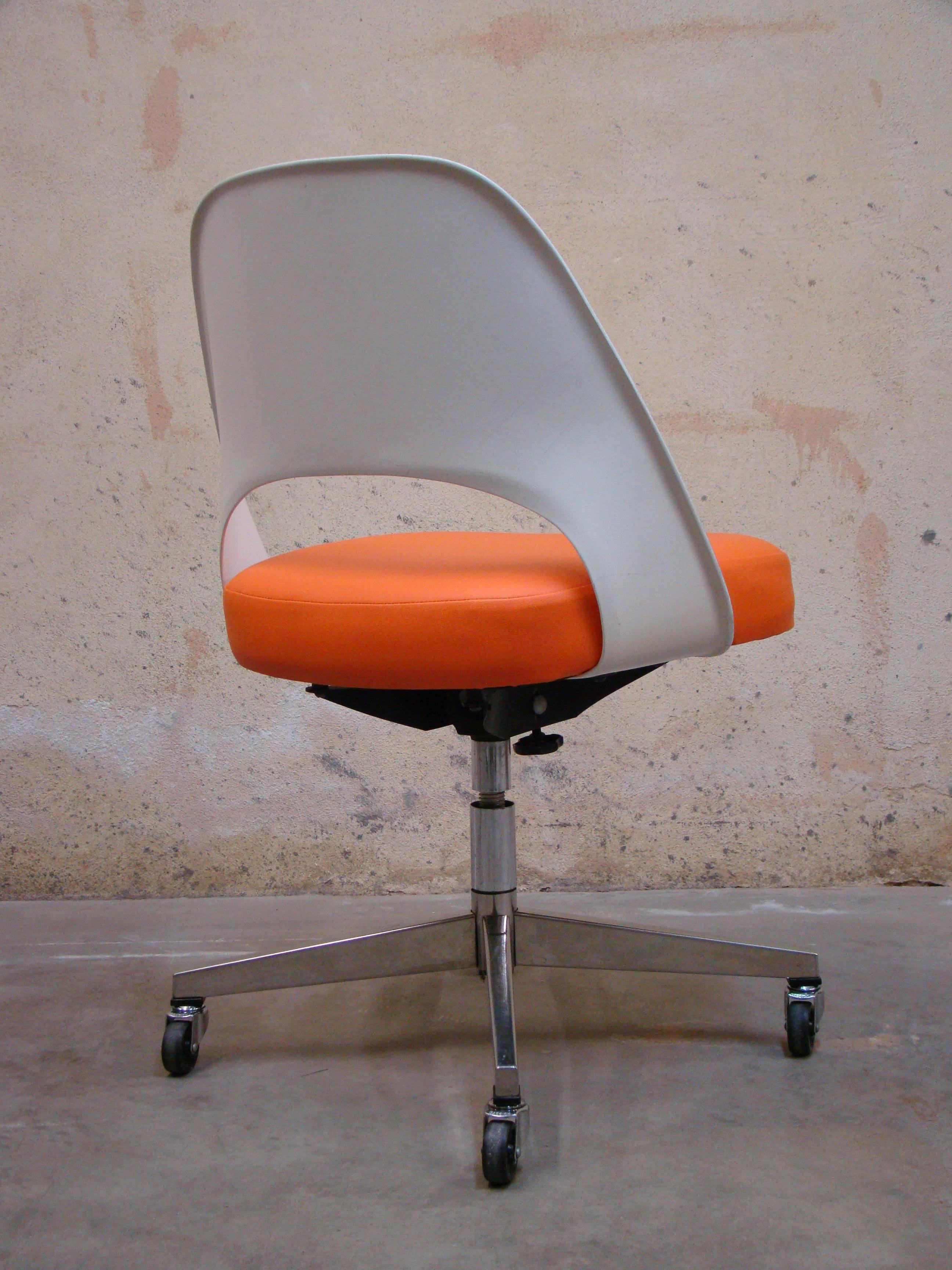 saarinen executive armchair with casters