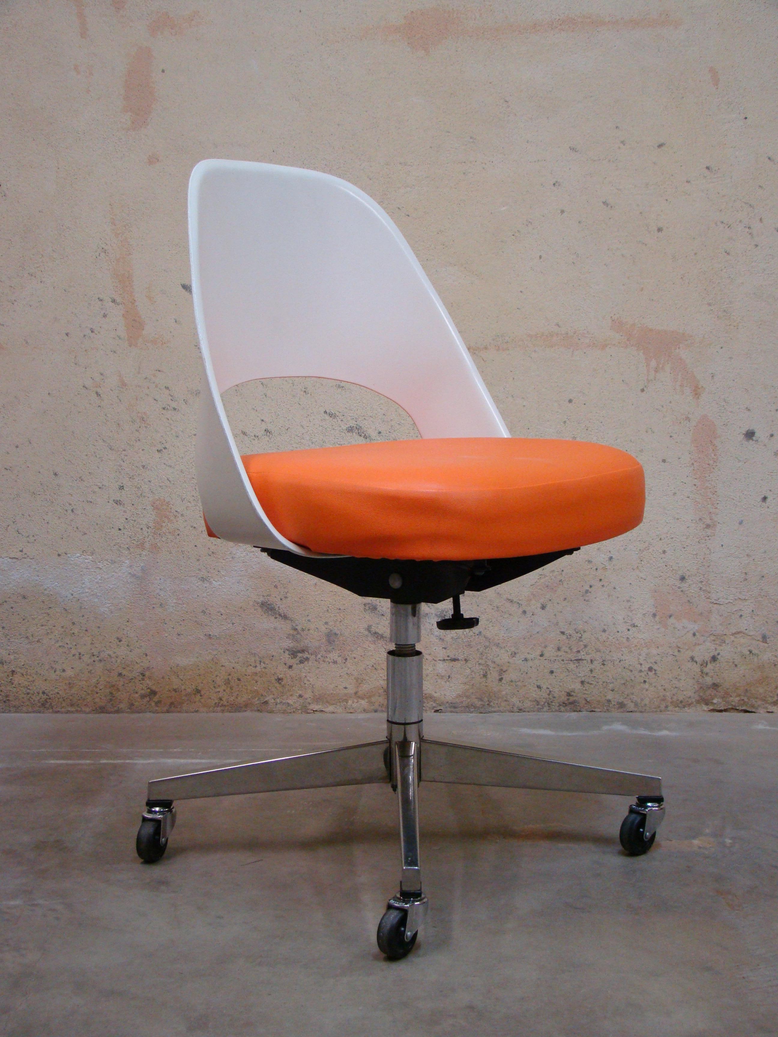 Mid-Century Modern Early Knoll Saarinen Executive Side Chair with Casters in Orange and White