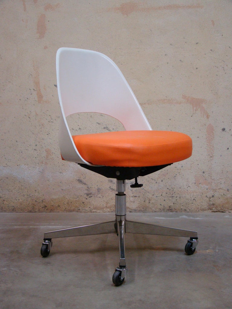 Early Knoll Saarinen Executive Side Chair with Casters in Orange and