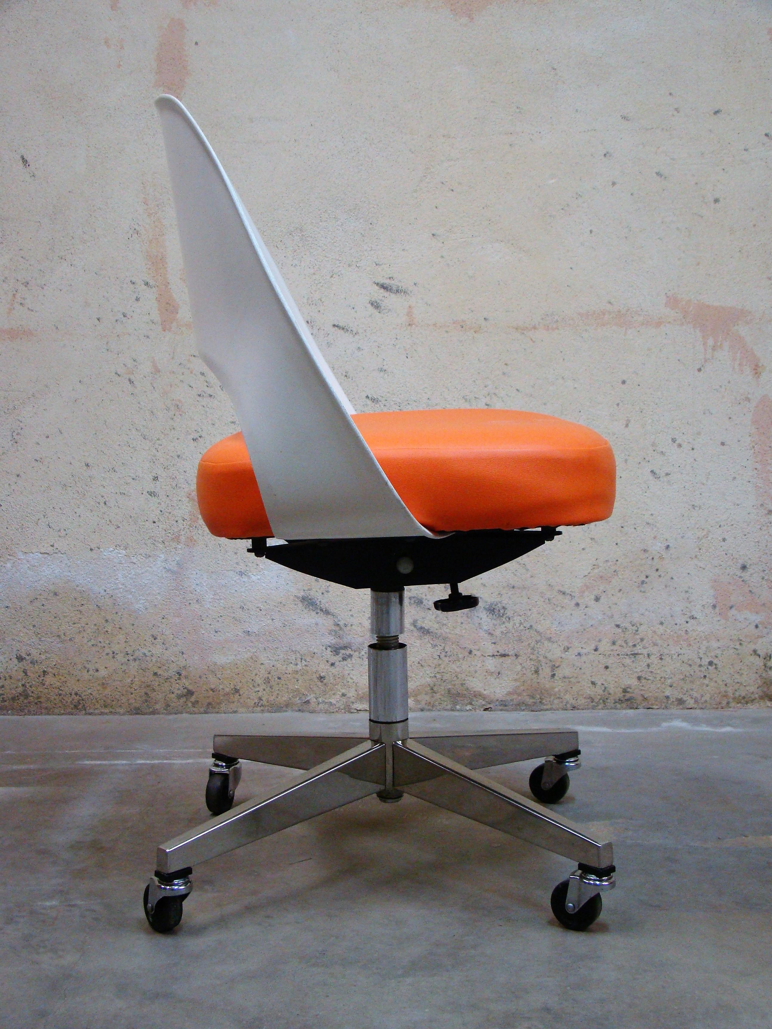 American Early Knoll Saarinen Executive Side Chair with Casters in Orange and White