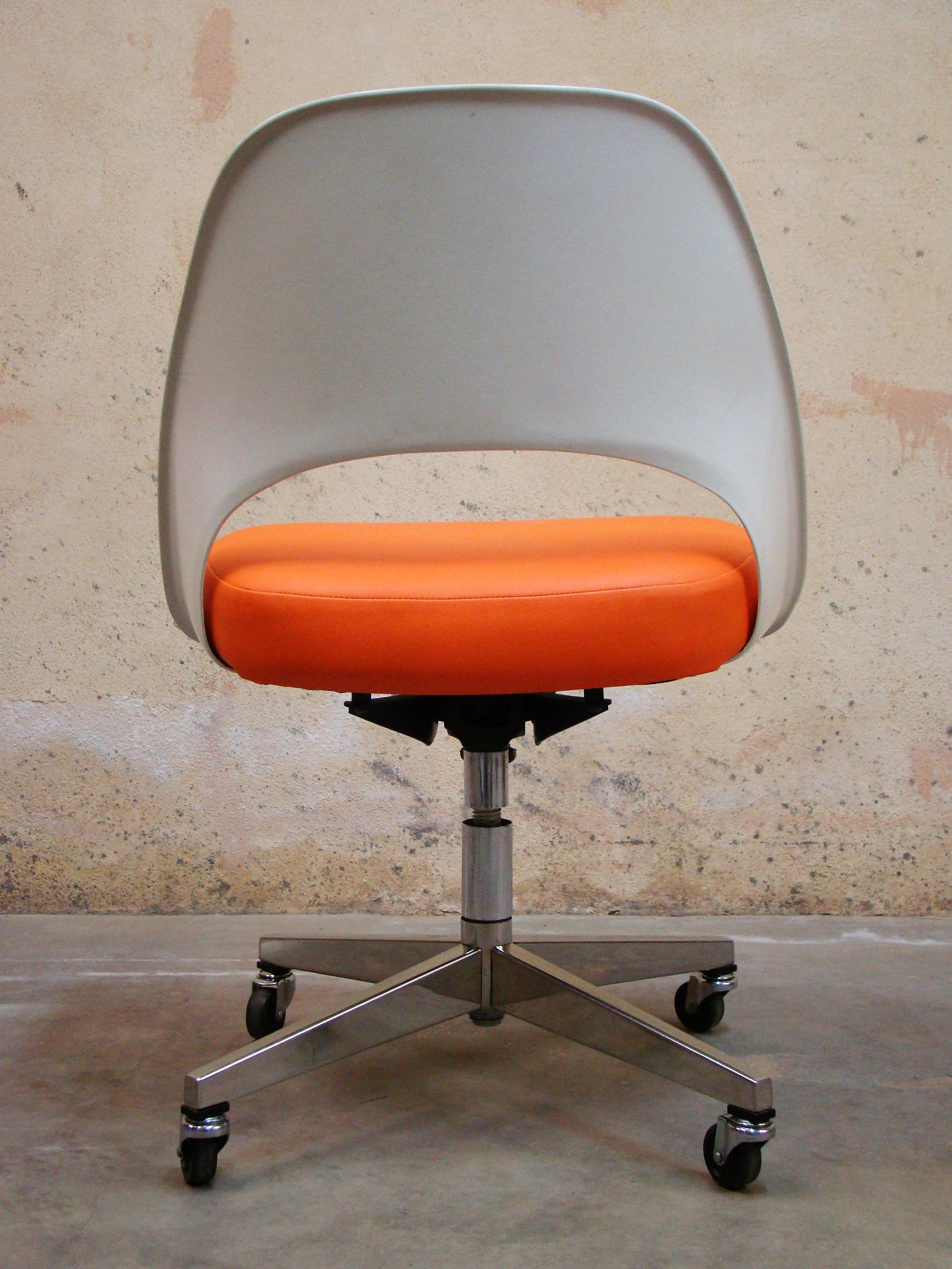 Early Knoll Saarinen Executive Side Chair with Casters in Orange and White In Good Condition In Denver, CO