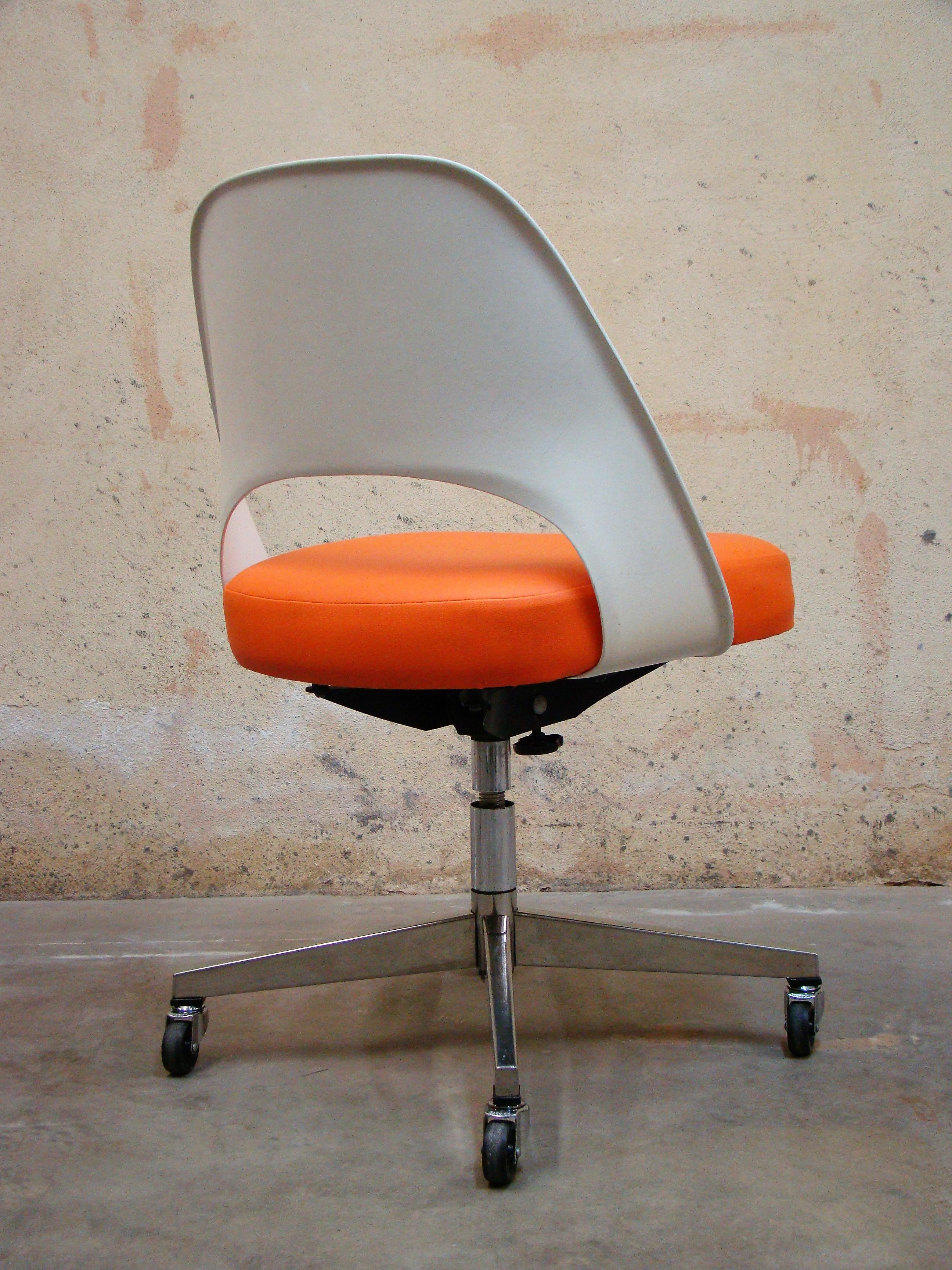 Late 20th Century Early Knoll Saarinen Executive Side Chair with Casters in Orange and White