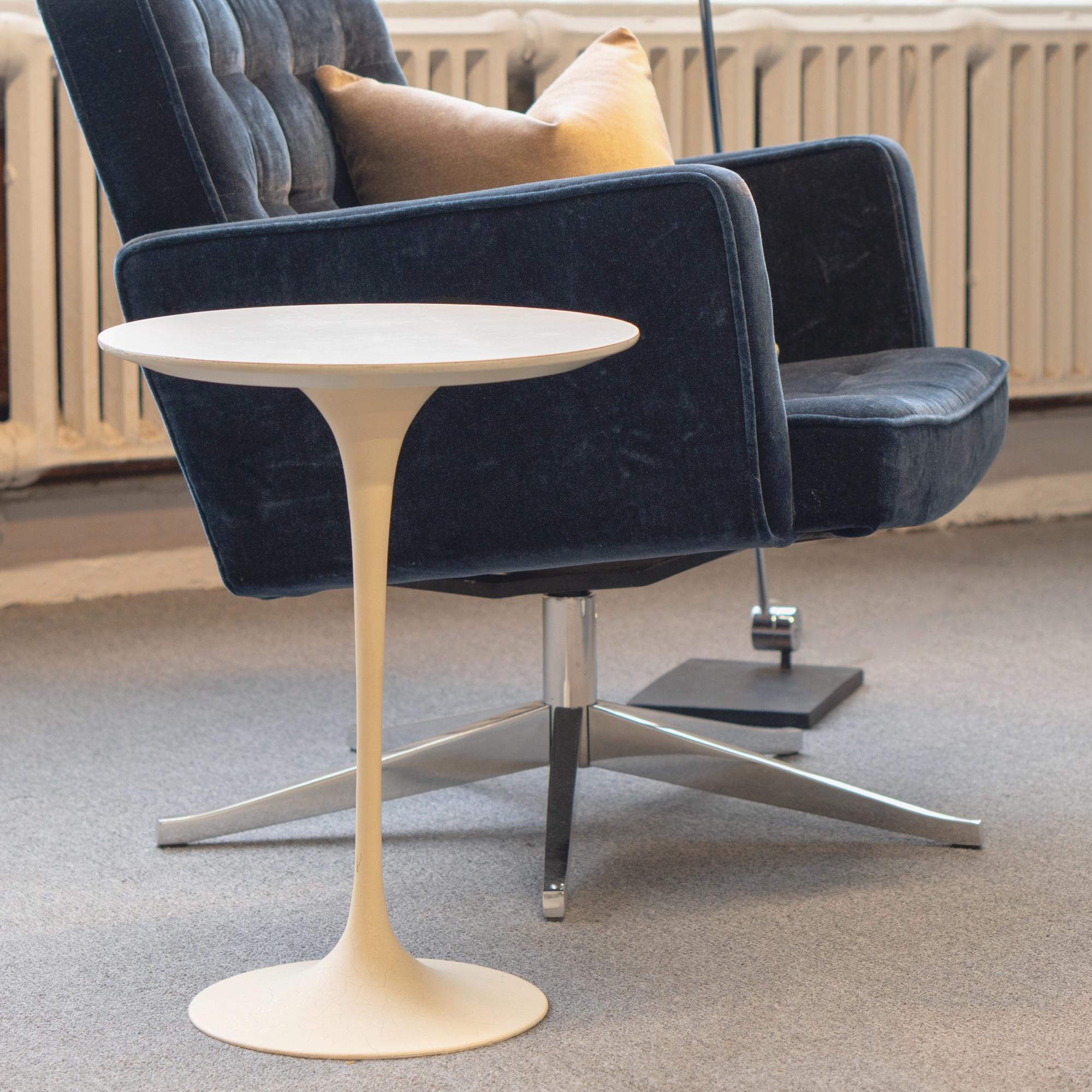 Früher Knoll Saarinen Tulpen-Beistelltisch mit Sockel aus weißem Laminat (Moderne der Mitte des Jahrhunderts) im Angebot