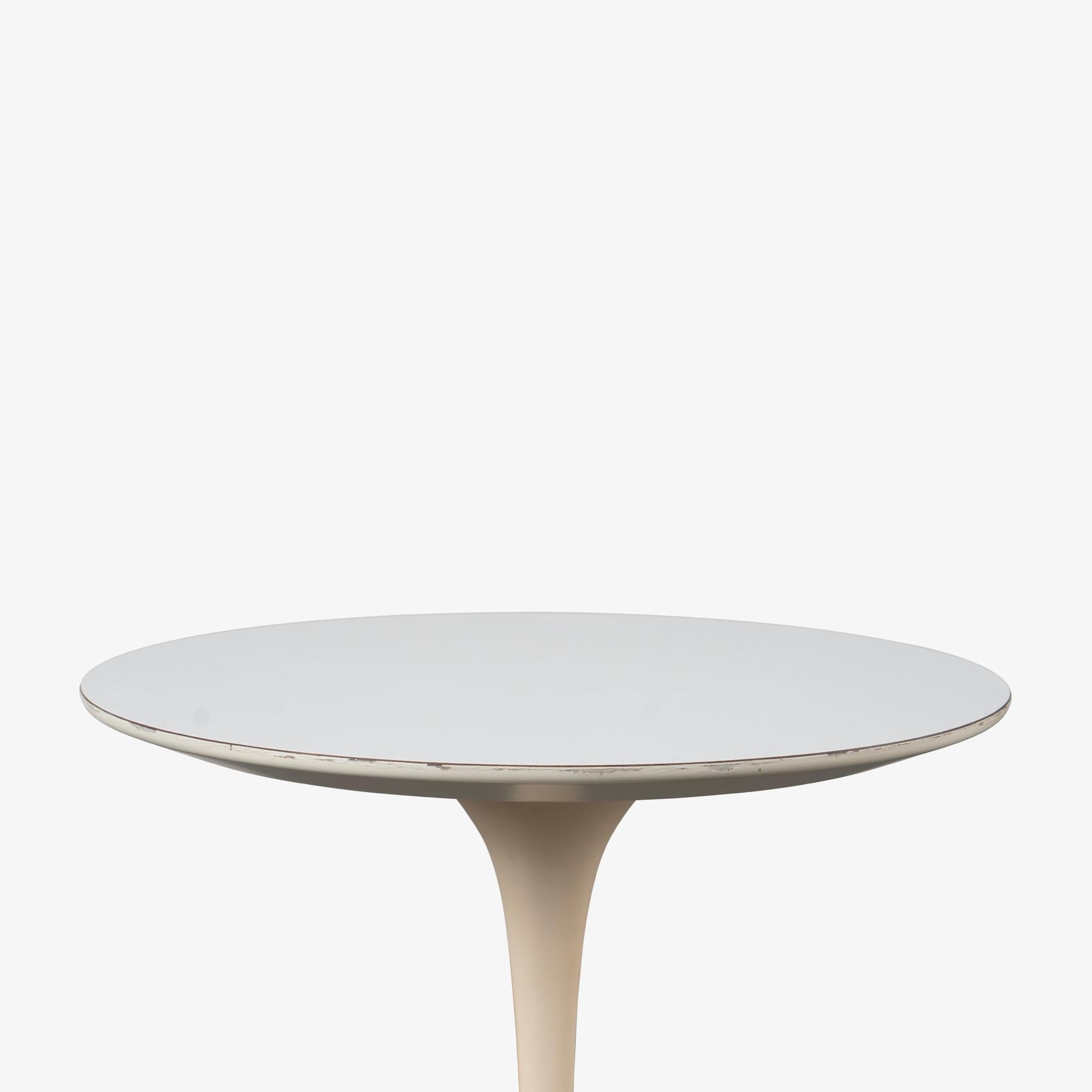 Früher Knoll Saarinen Tulpen-Beistelltisch mit Sockel aus weißem Laminat (amerikanisch) im Angebot