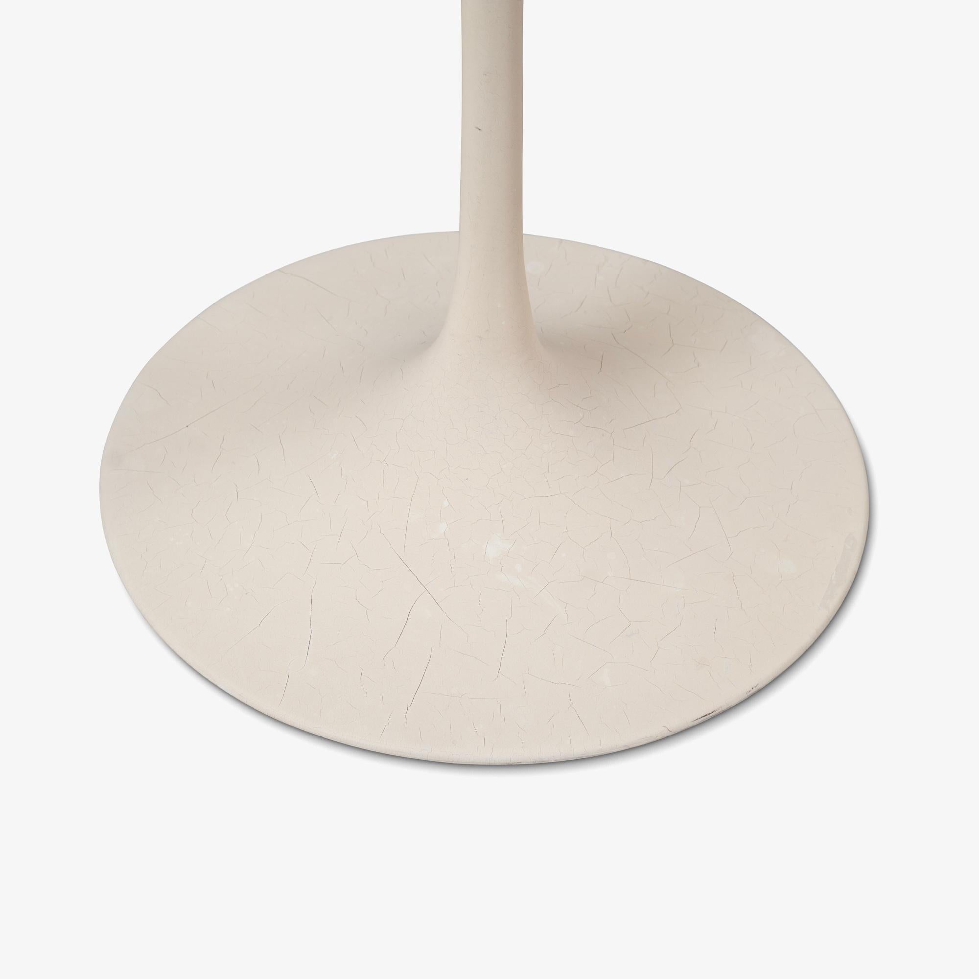 Früher Knoll Saarinen Tulpen-Beistelltisch mit Sockel aus weißem Laminat im Zustand „Gut“ im Angebot in Stamford, CT