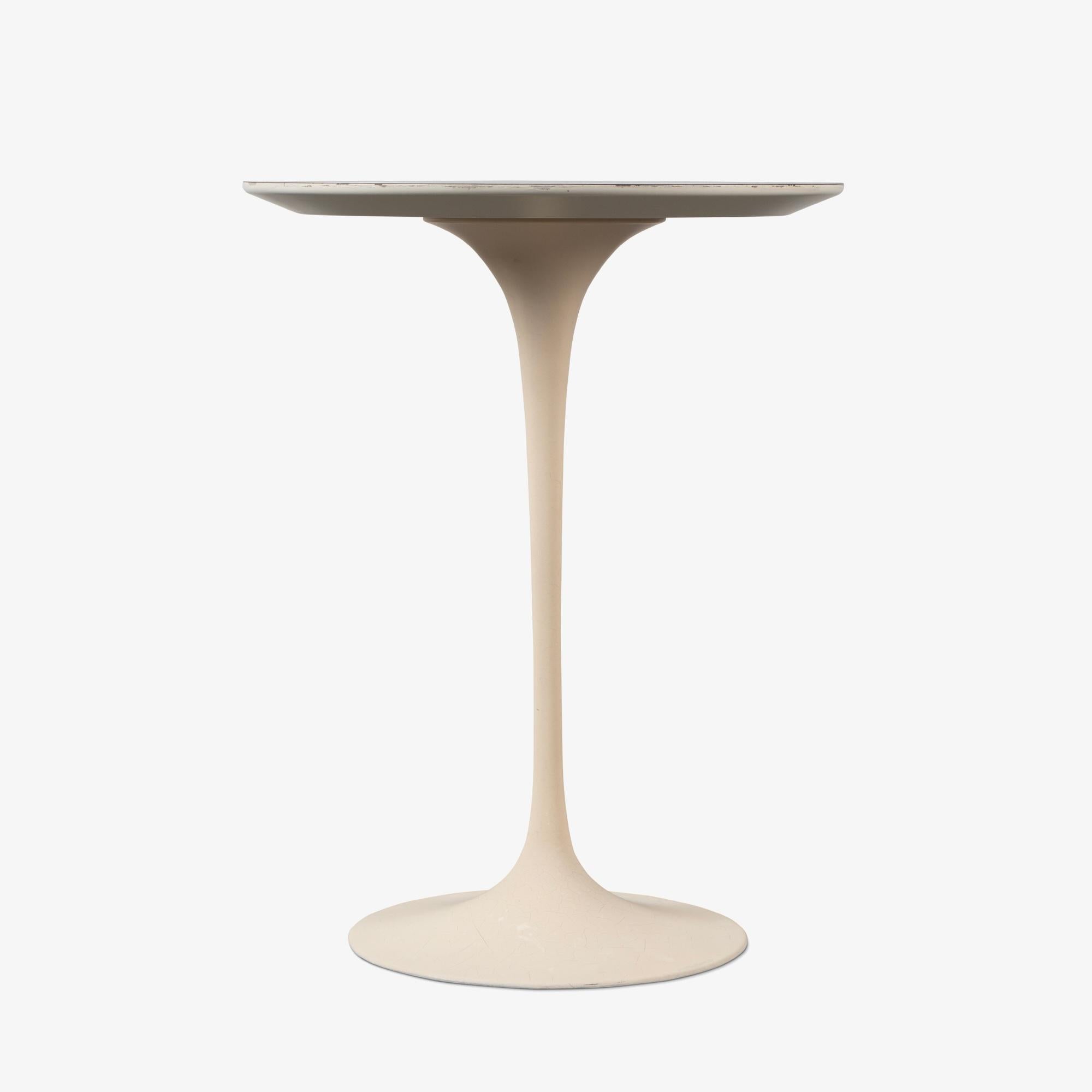 Früher Knoll Saarinen Tulpen-Beistelltisch mit Sockel aus weißem Laminat (Mitte des 20. Jahrhunderts) im Angebot