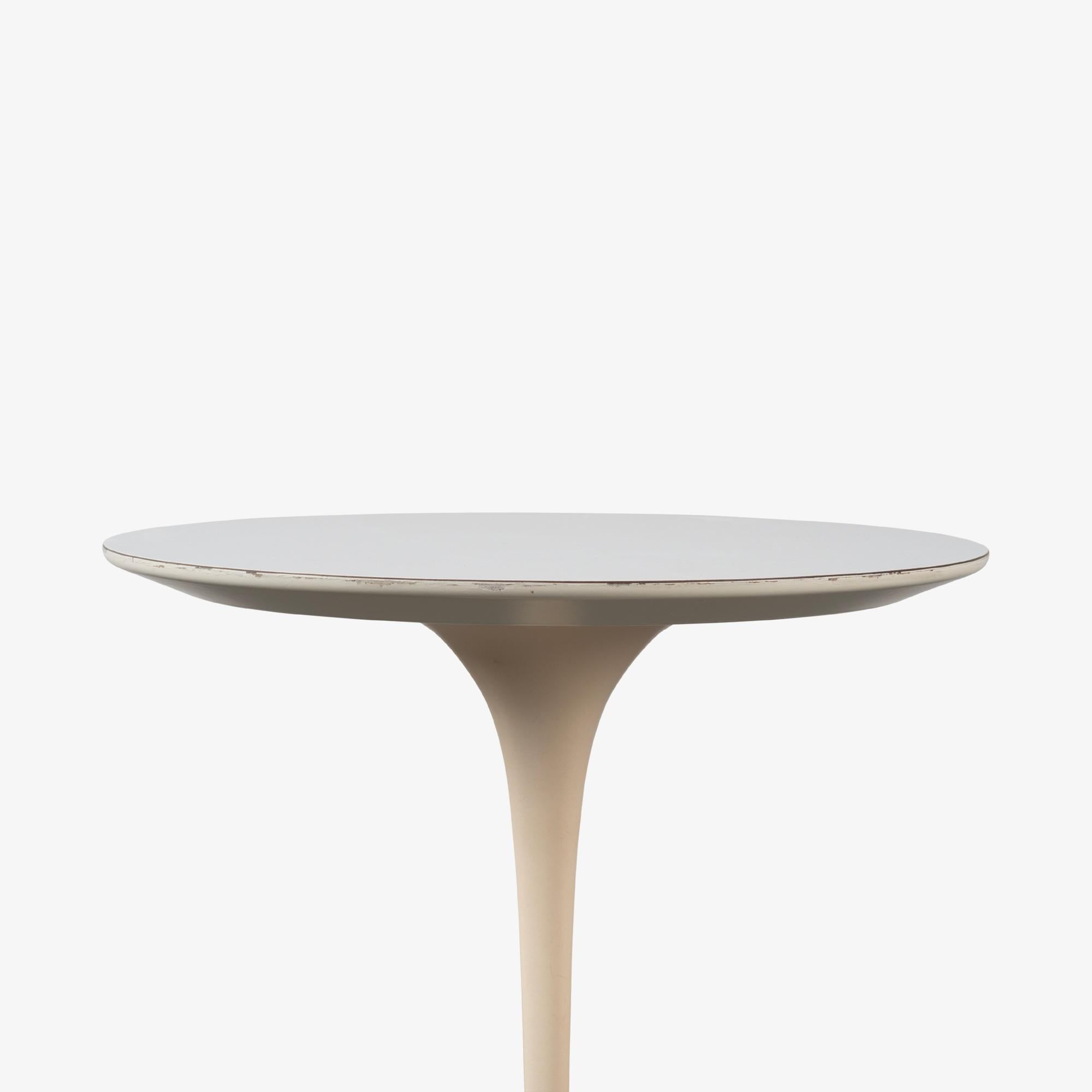 Früher Knoll Saarinen Tulpen-Beistelltisch mit Sockel aus weißem Laminat (Metall) im Angebot