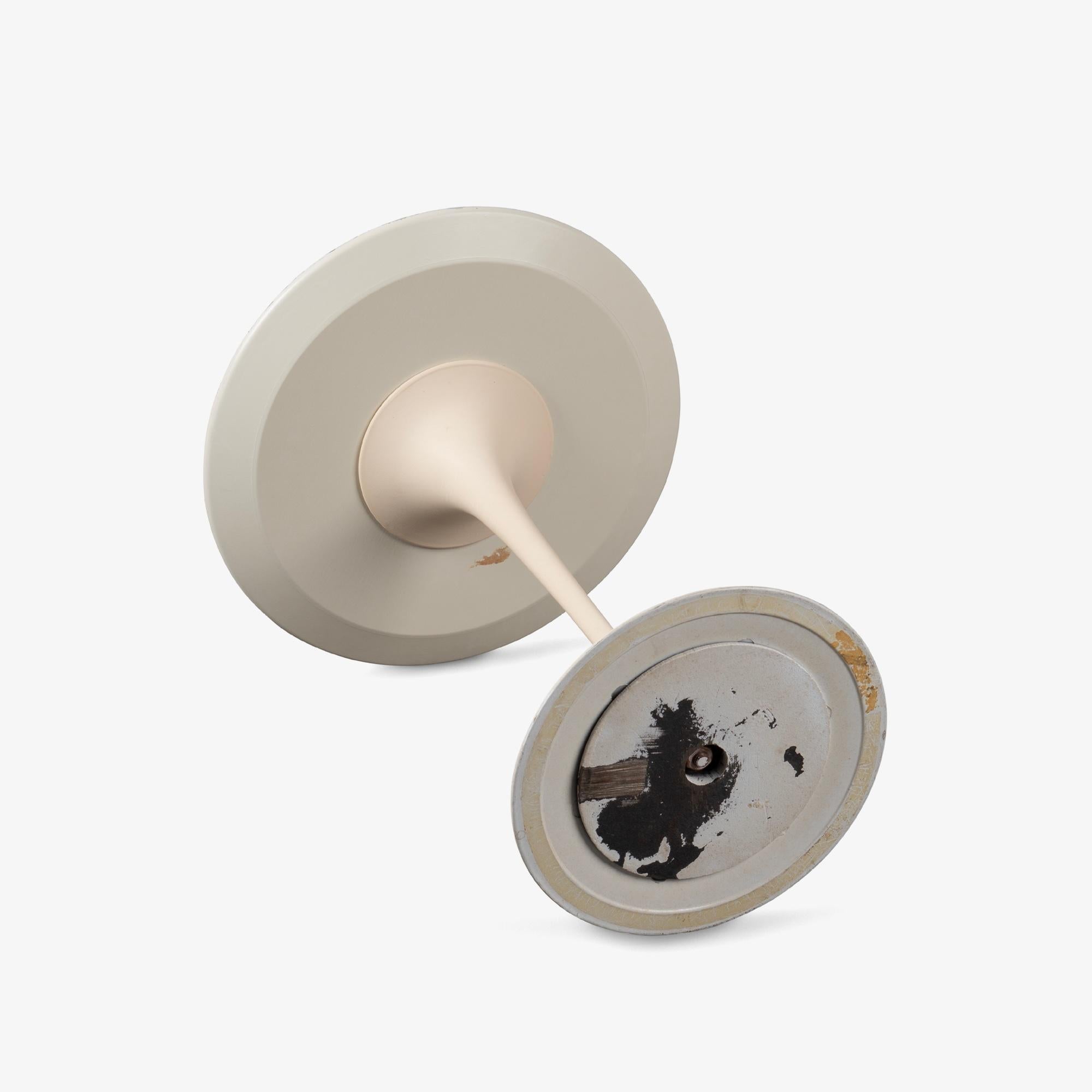 Früher Knoll Saarinen Tulpen-Beistelltisch mit Sockel aus weißem Laminat im Angebot 1