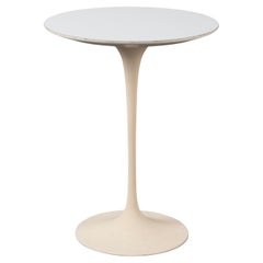 Früher Knoll Saarinen Tulpen-Beistelltisch mit Sockel aus weißem Laminat