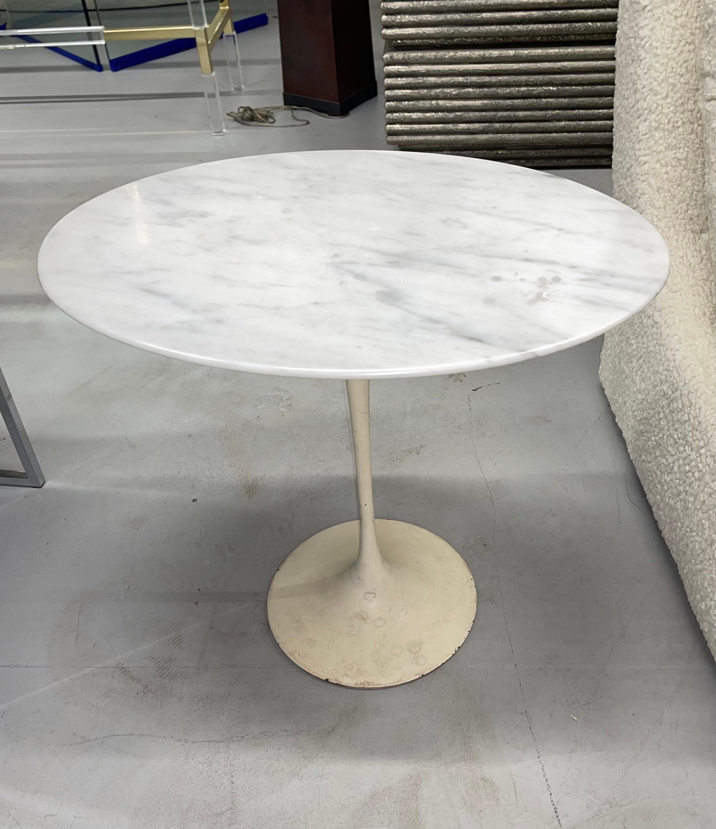 Une table Tulip de Knoll Eero Saarinen très tôt dans la production. Plateau ovale en marbre. Les dimensions du plateau sont de 22,375 x 15 pouces. Le plateau de la table est en bon état, bien qu'il présente quelques marques d'âge et d'utilisation.