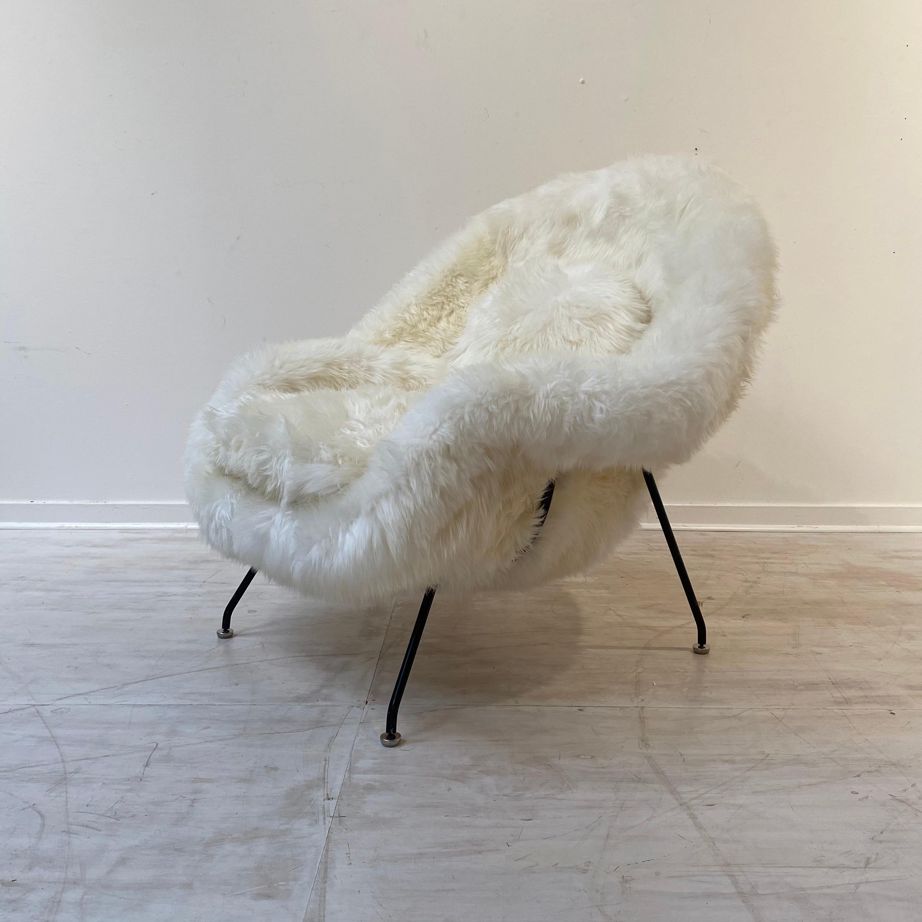 Mid-Century Modern Early Knoll Womb Chair in Sheepskin, Eero Saarinen