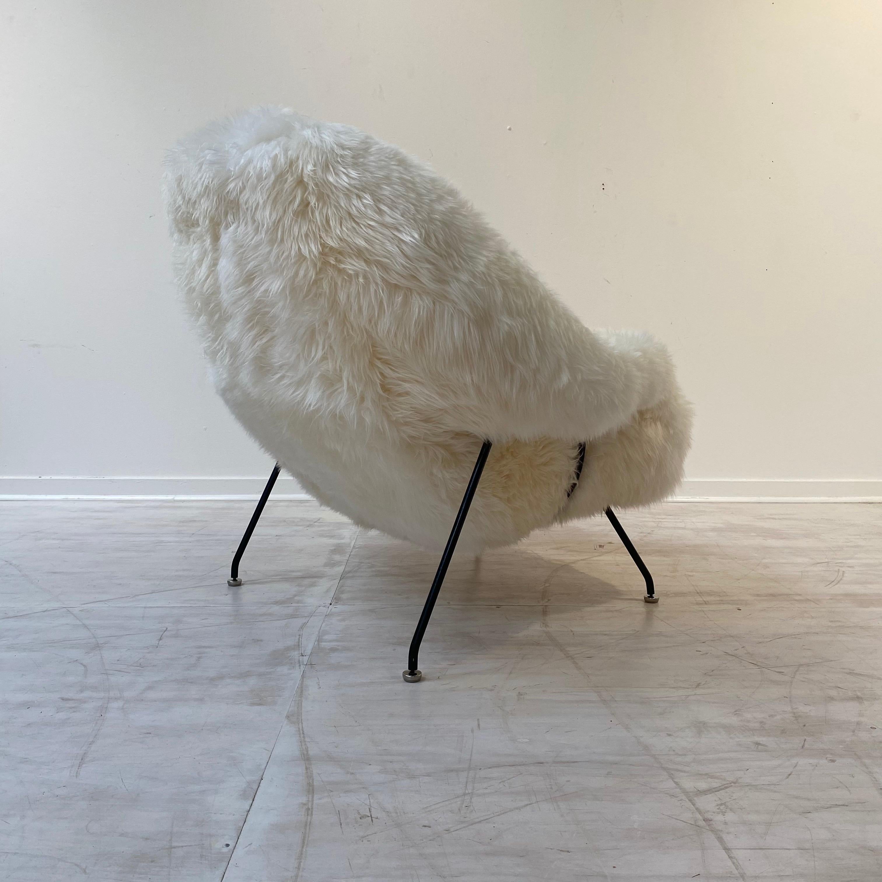 Early Knoll Womb Chair in Sheepskin, Eero Saarinen In Good Condition In Raleigh, NC
