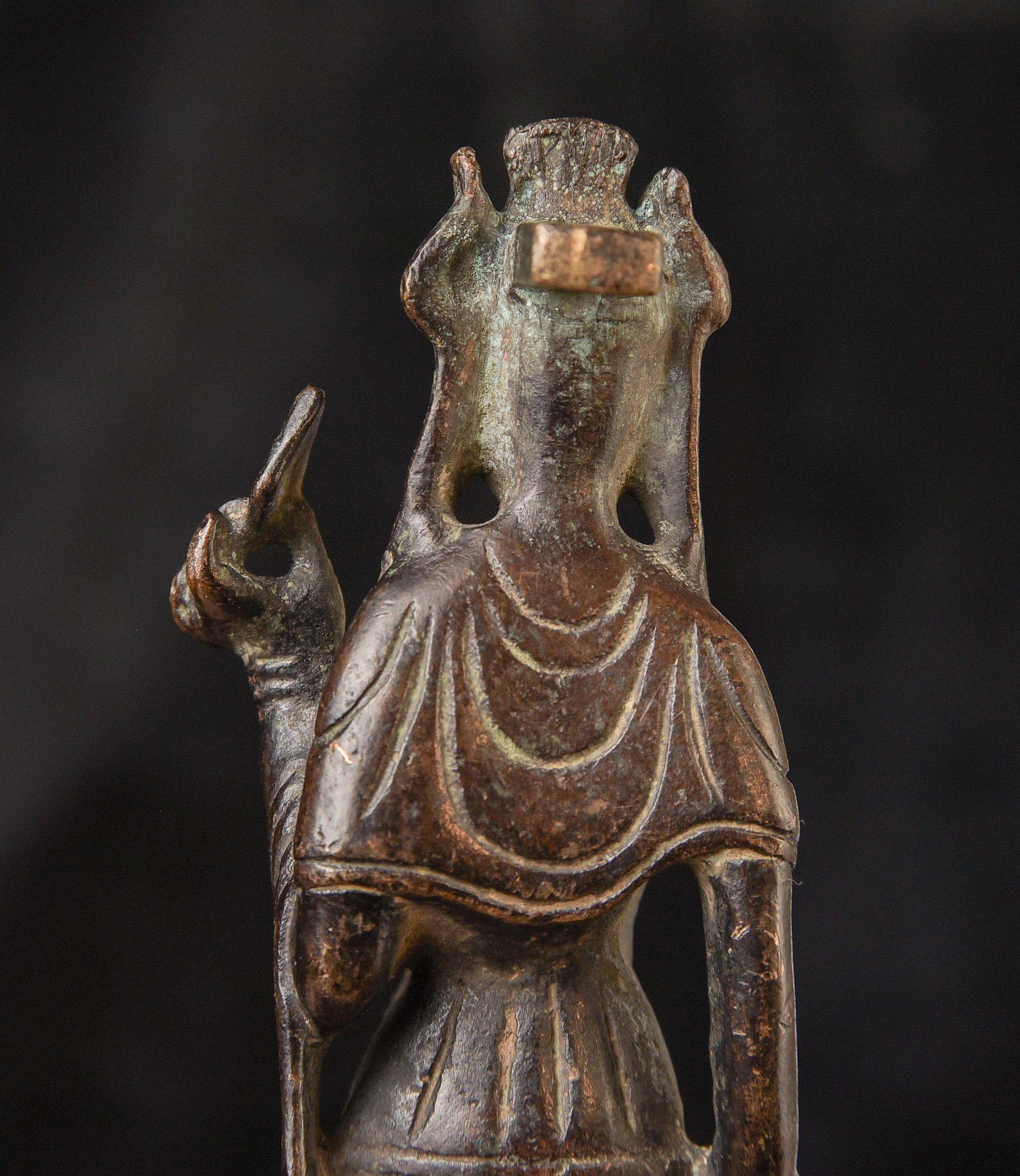 Early Korean bronze Buddha. Solid cast early type. 10378 For Sale 4