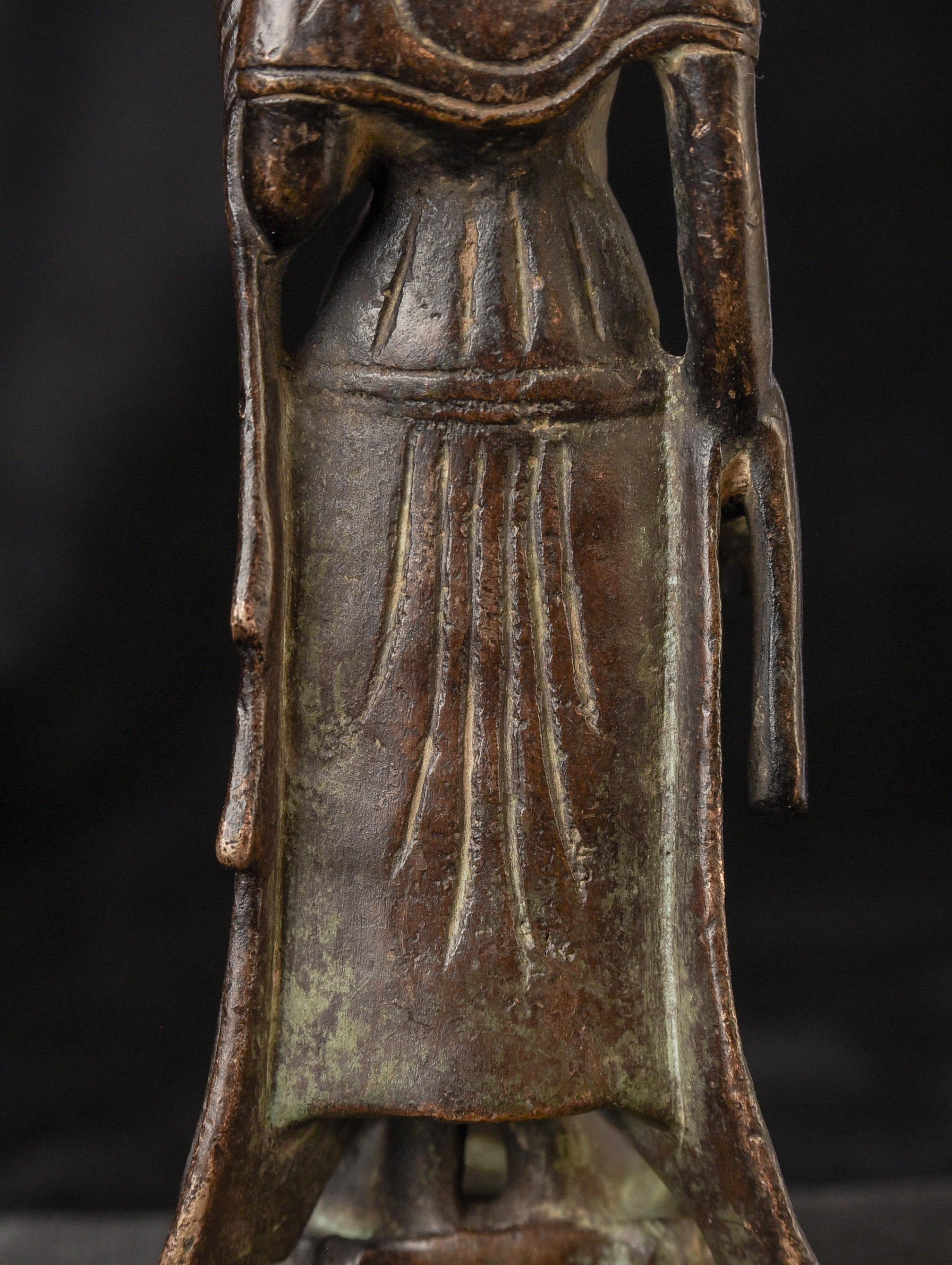 Early Korean bronze Buddha. Solid cast early type. 10378 For Sale 10