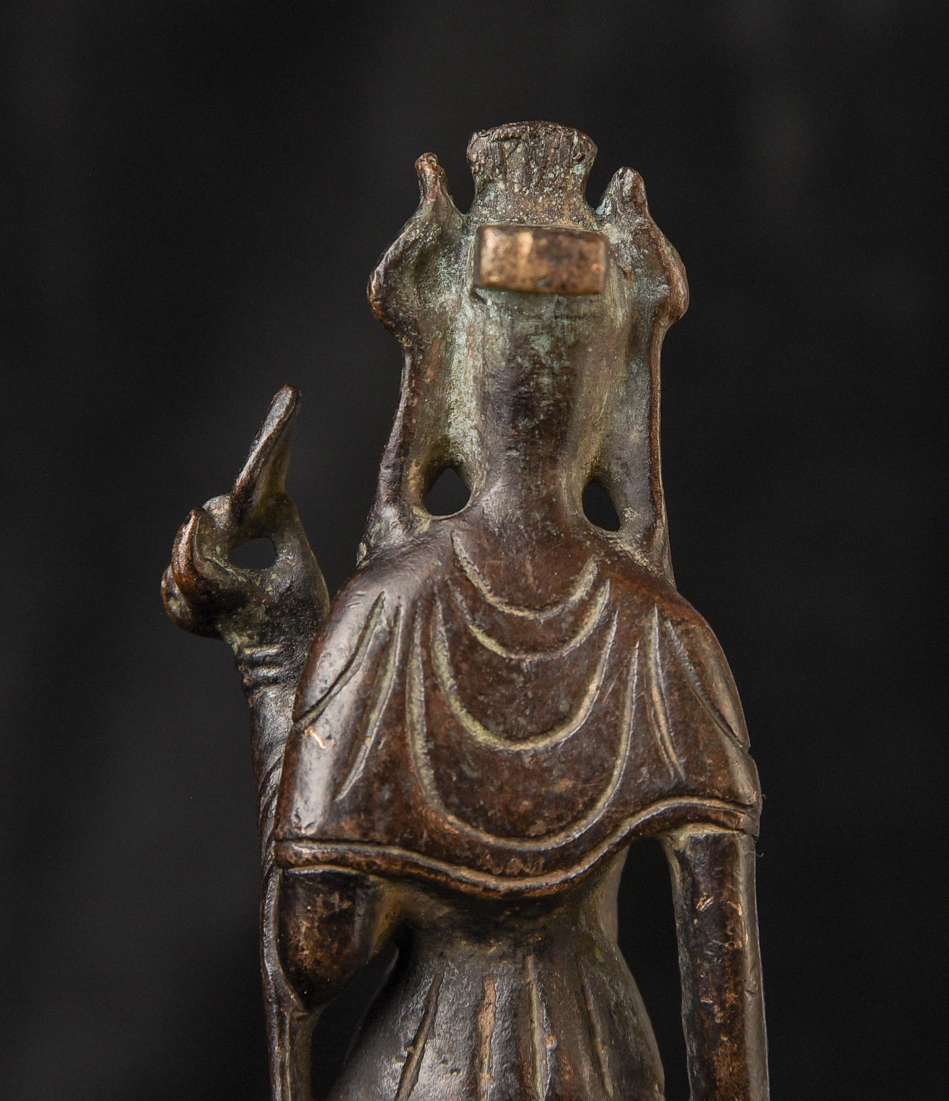 Early Korean bronze Buddha. Solid cast early type. 10378 For Sale 11