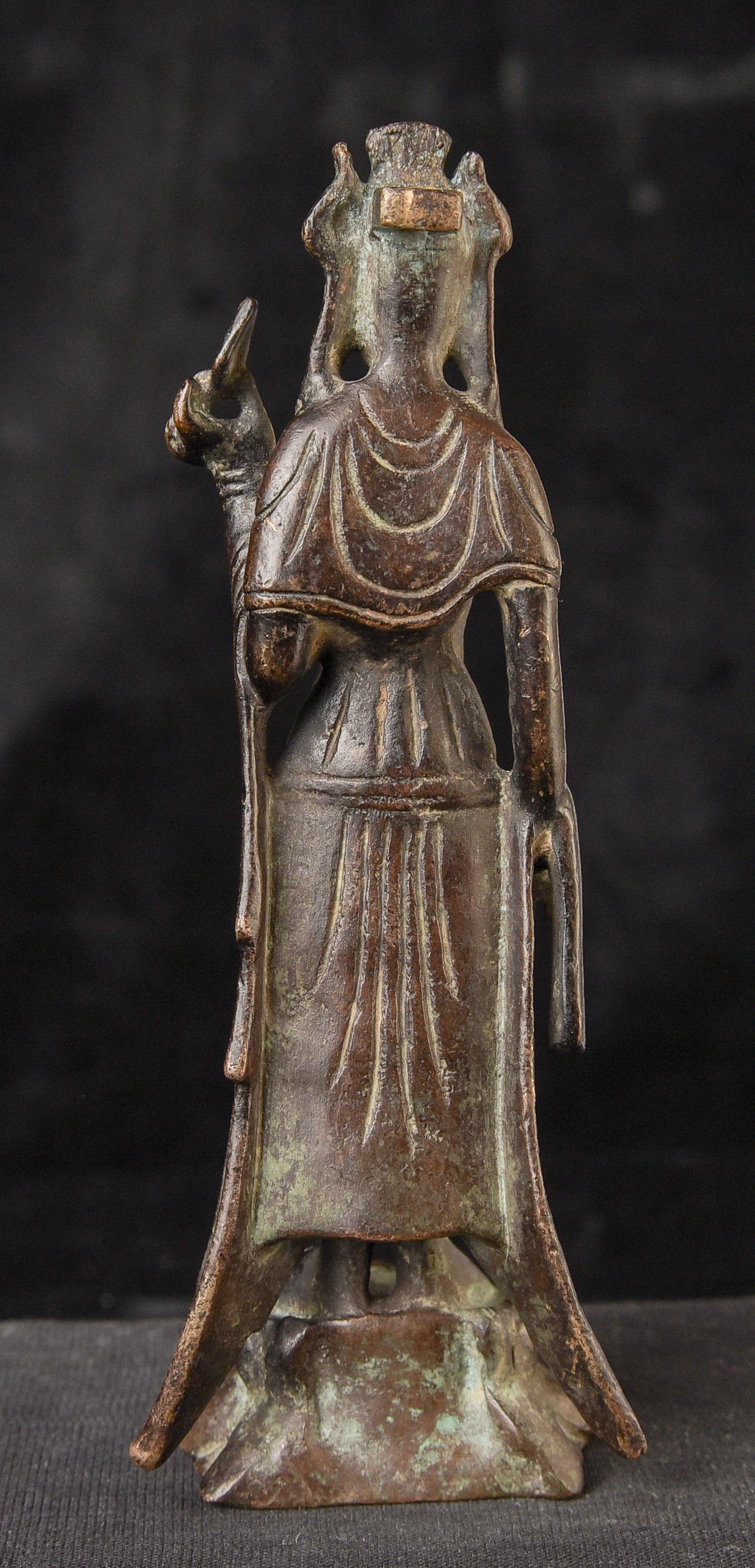 Early Korean bronze Buddha. Solid cast early type. 10378 In Good Condition For Sale In Ukiah, CA