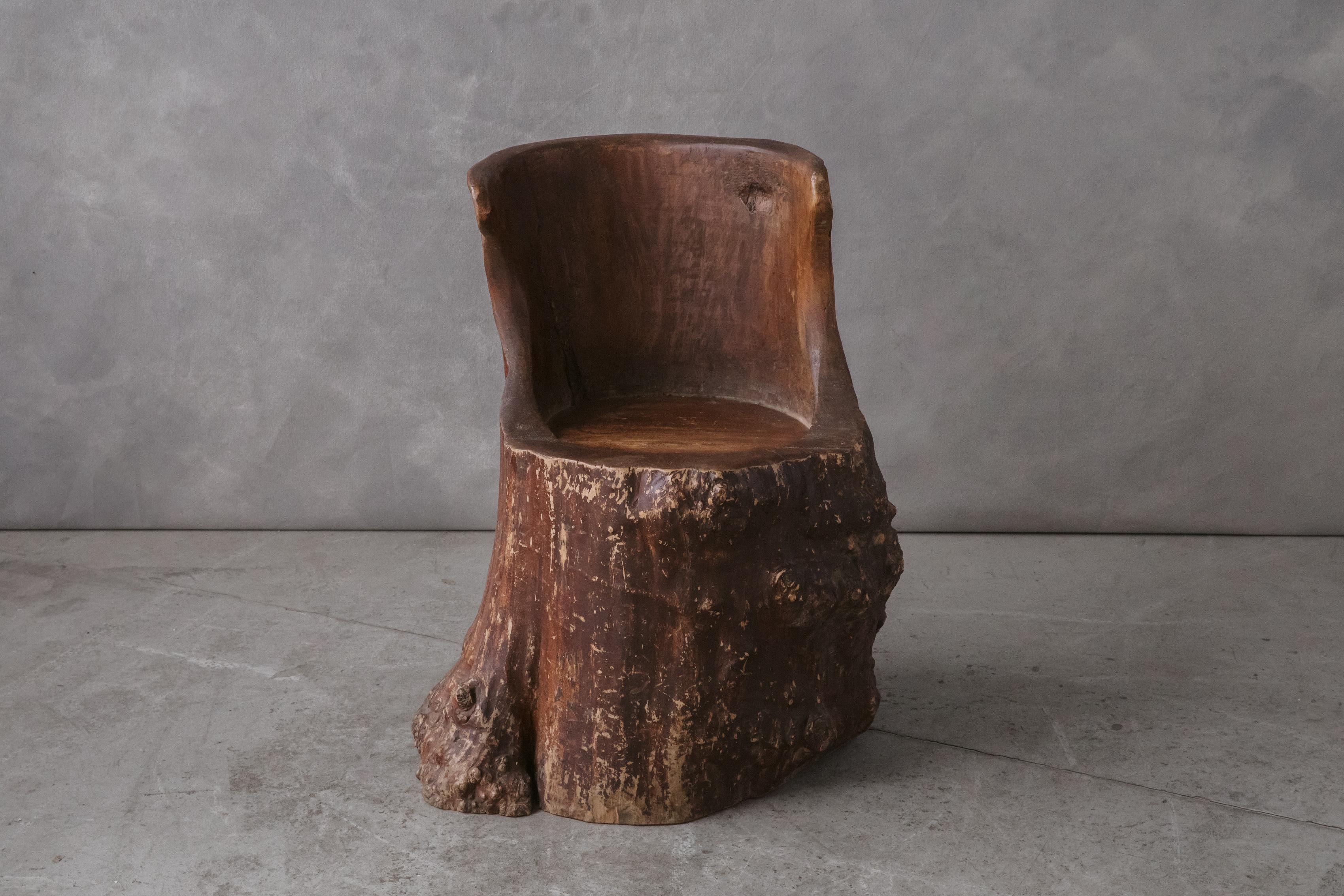 Sedia Kubb di Svezia, circa 1800. Bel modello ricavato da un tronco d'albero. Patina e usura fantastiche.


