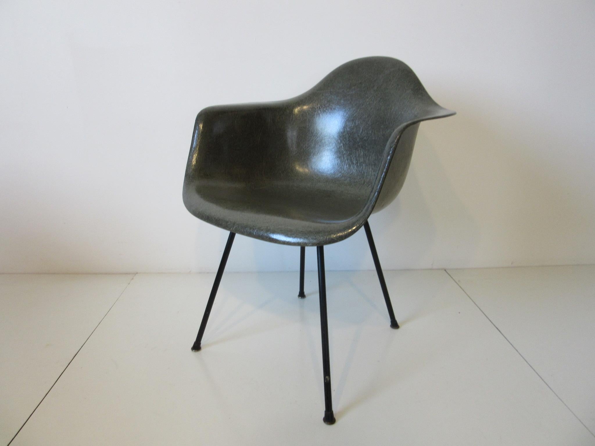 Early Label Eames Armshell Chair by Herman Miller For Sale 1