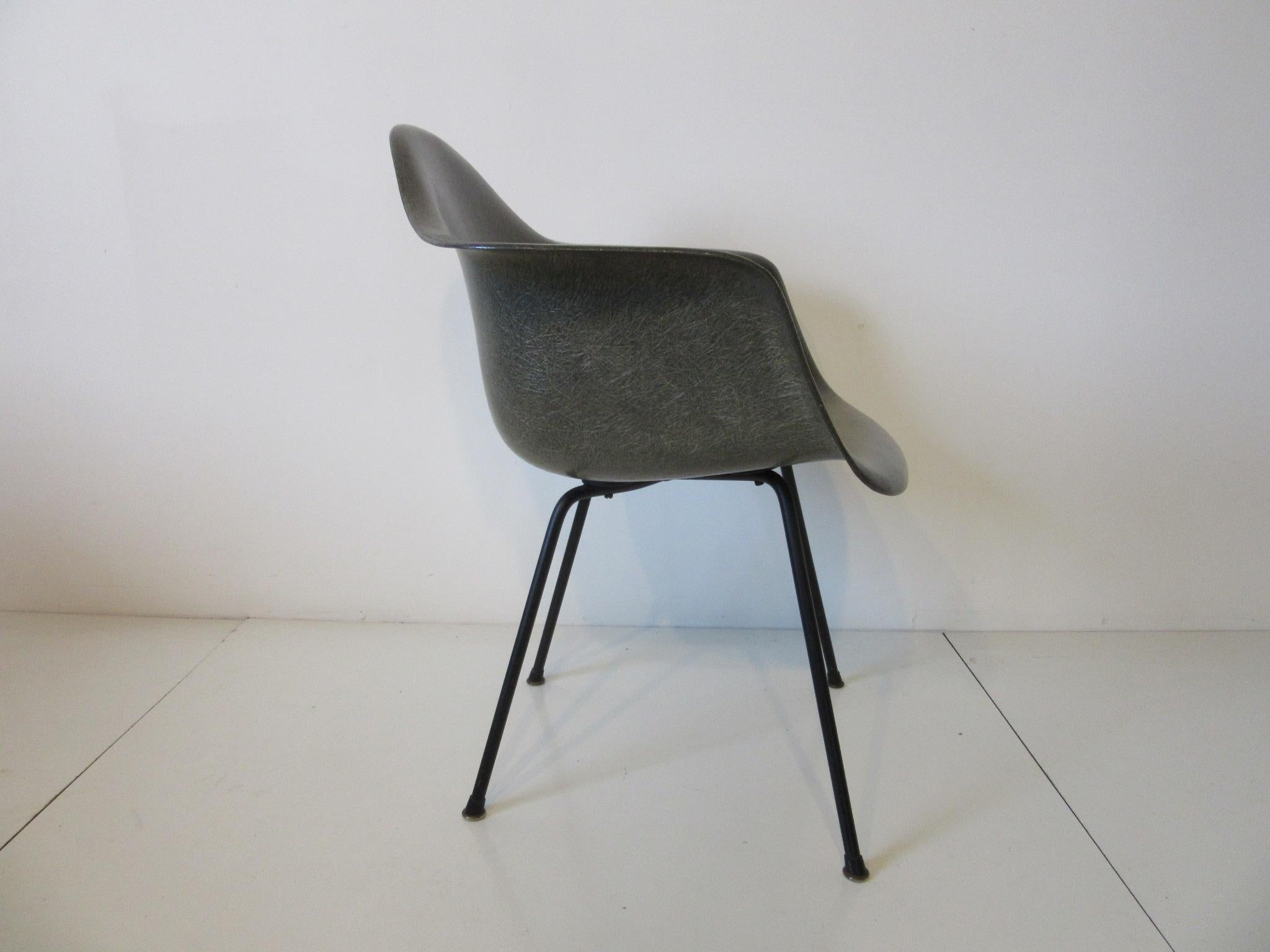 Früher Eames-Sessel „Early Label“ von Herman Miller (Moderne der Mitte des Jahrhunderts) im Angebot