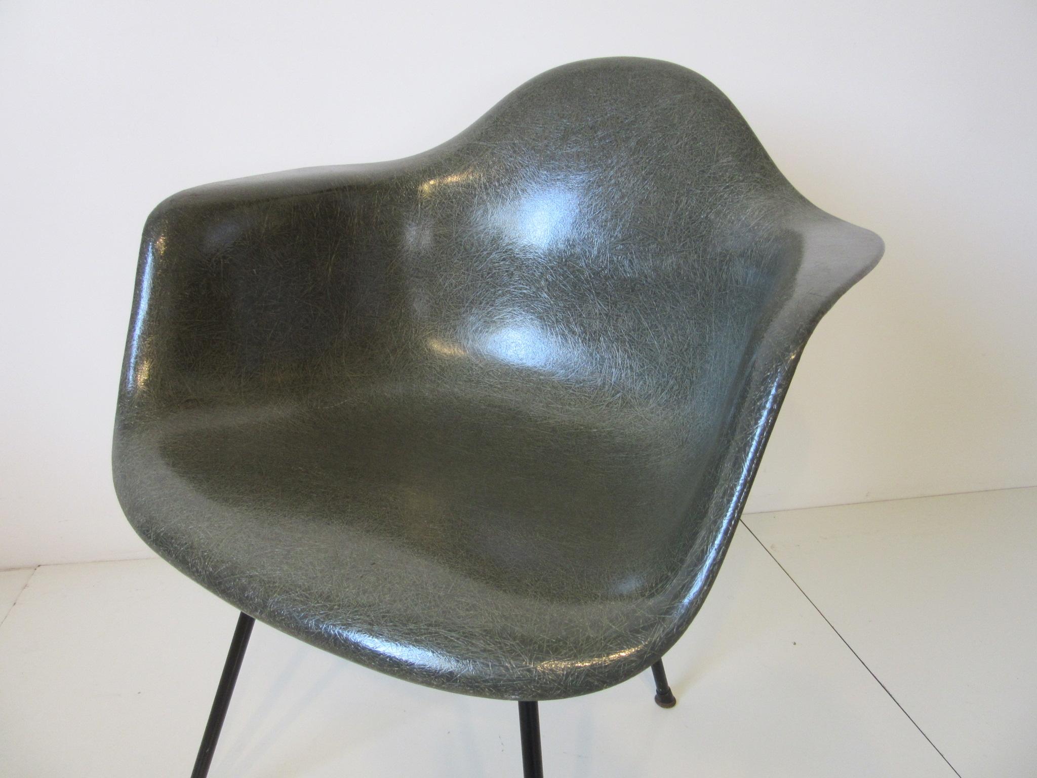 Mid-Century Modern Early Label Eames Armshell Chair by Herman Miller For Sale
