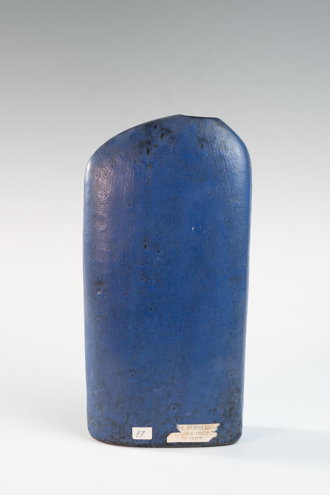 Lapis blue asymmetric slab vase by Marcello Fantoni

Signed to the base by Fantoni himself, dated 1957

remains of a collection label to the rear

Italy, circa 1957.

Provenance: Sourced directly from the Fantoni family.

This piece was